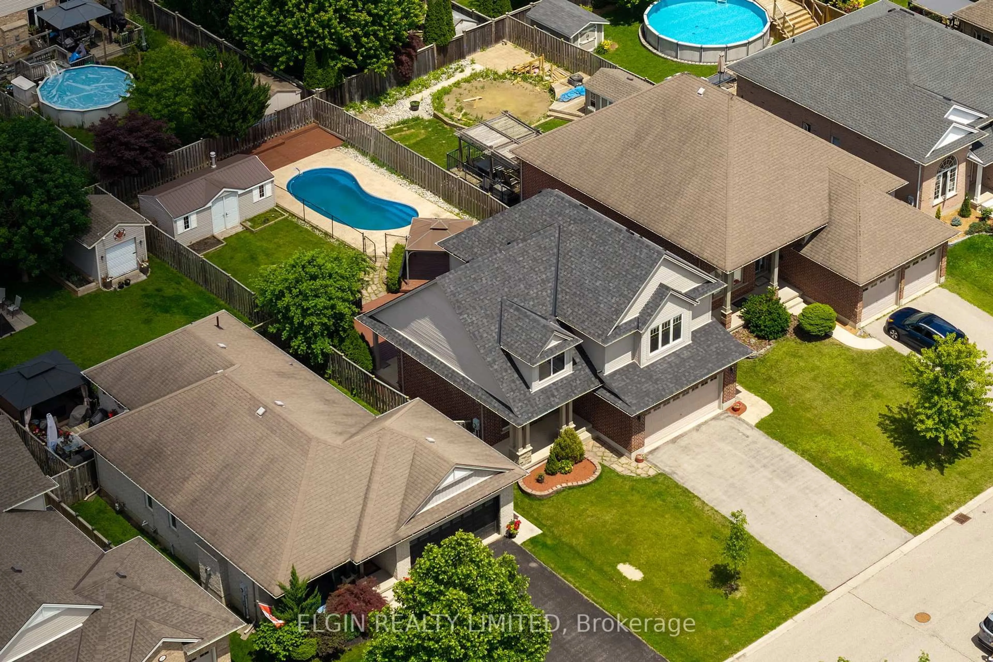 A pic from outside/outdoor area/front of a property/back of a property/a pic from drone, street for 11 Kensington Crt, St. Thomas Ontario N5R 0A3
