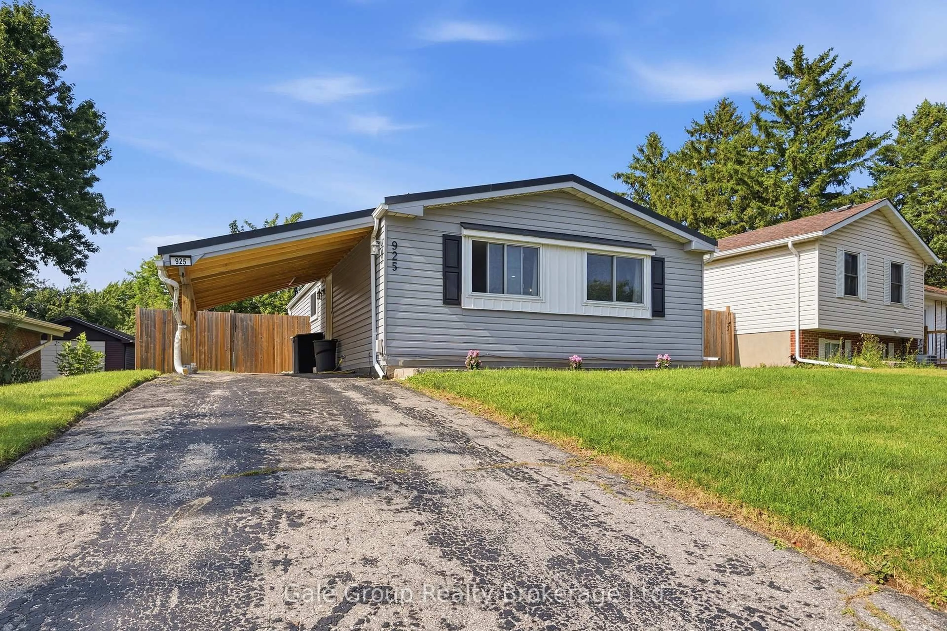 Home with vinyl exterior material, street for 925 Sunset Blvd, Woodstock Ontario N4S 4A5