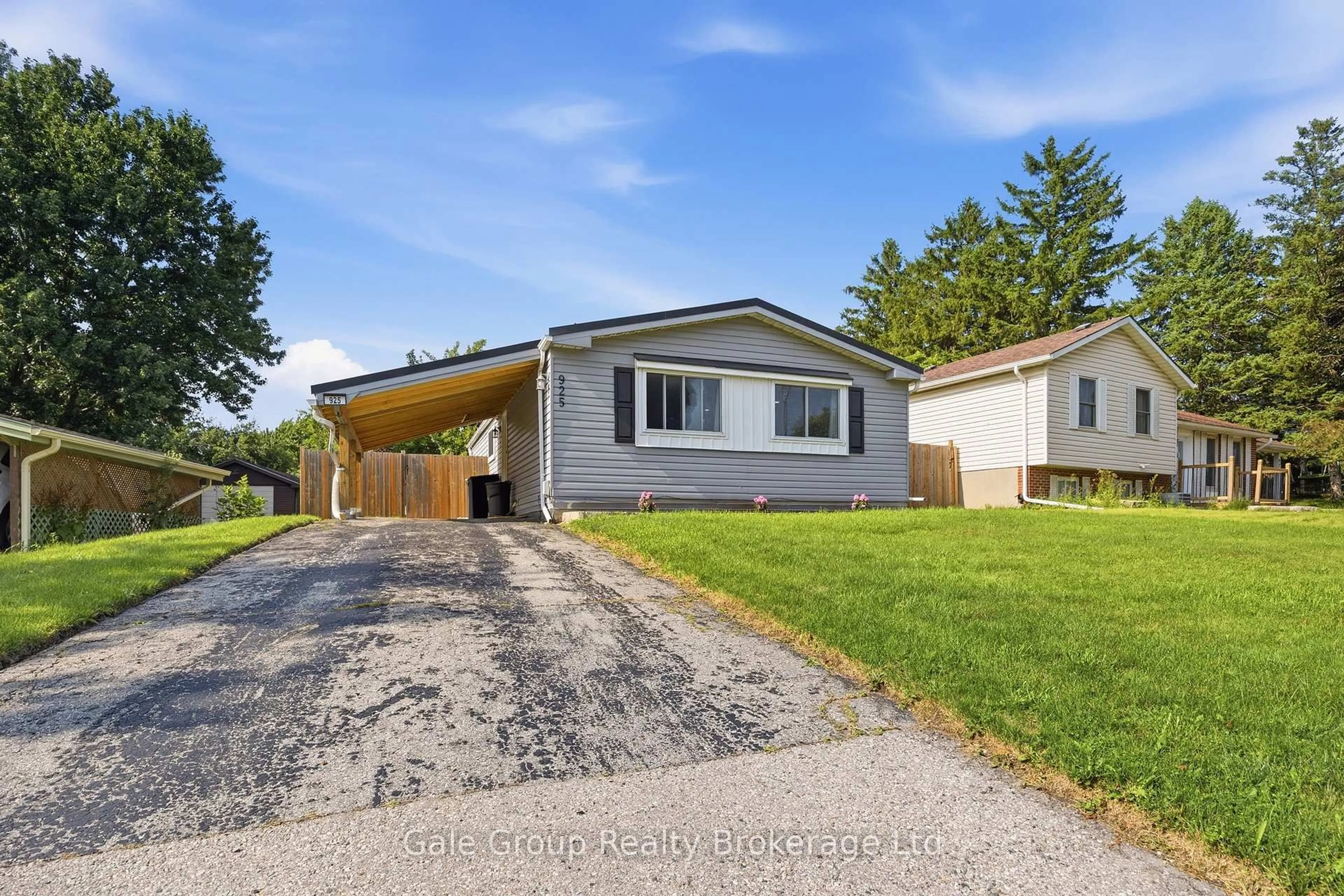 Home with vinyl exterior material, street for 925 Sunset Blvd, Woodstock Ontario N4S 4A5