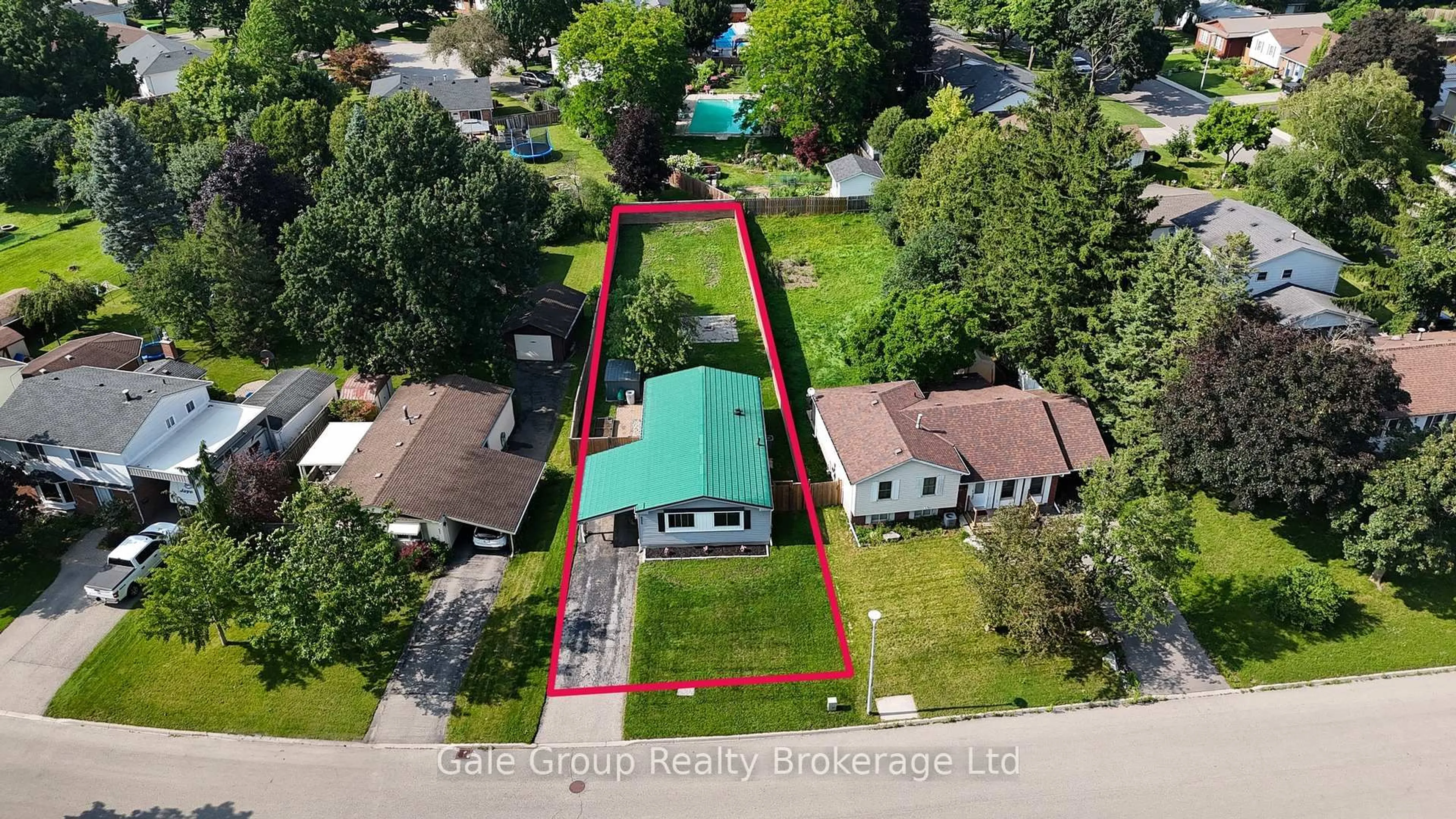 A pic from outside/outdoor area/front of a property/back of a property/a pic from drone, street for 925 Sunset Blvd, Woodstock Ontario N4S 4A5