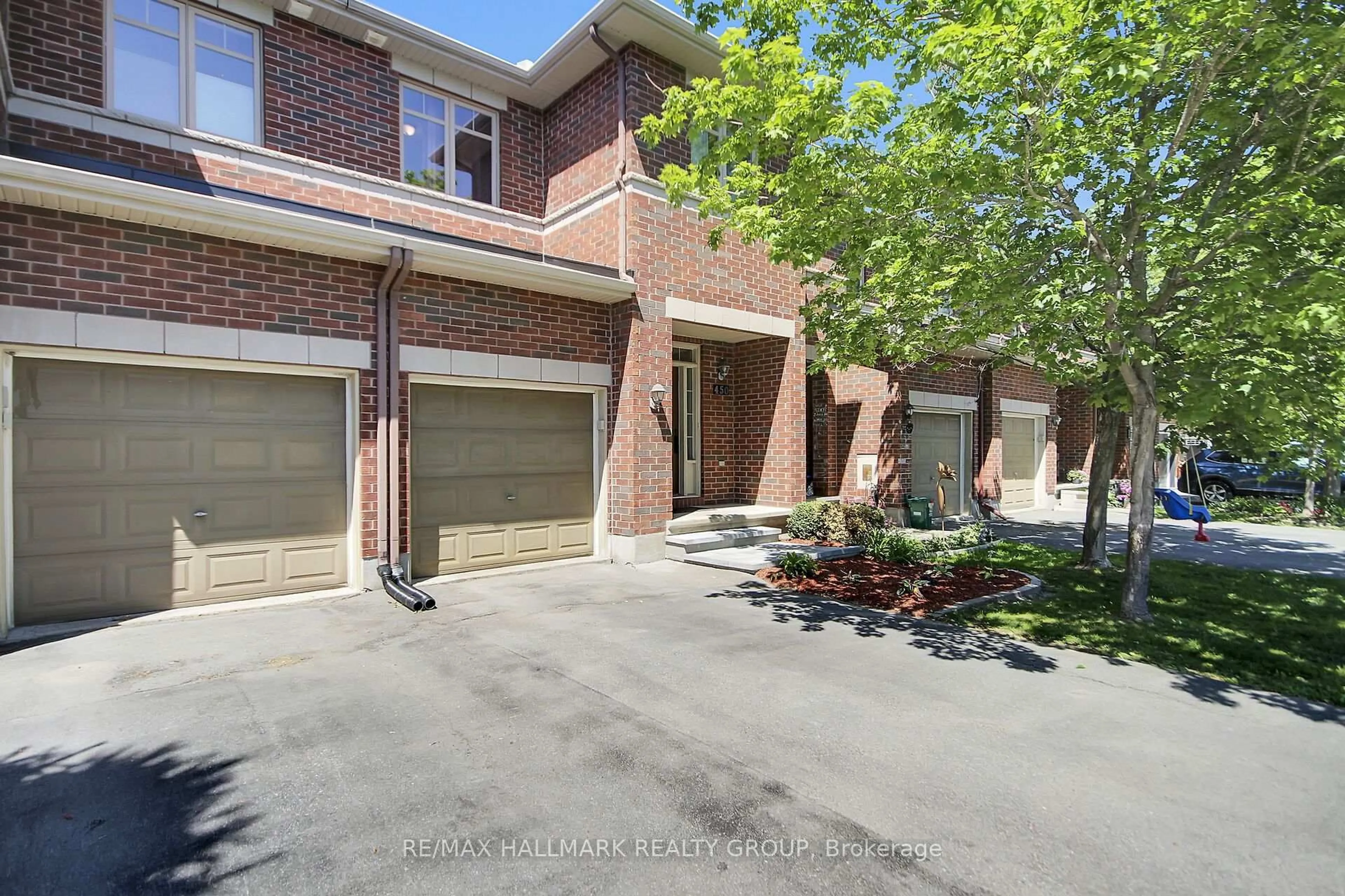 A pic from outside/outdoor area/front of a property/back of a property/a pic from drone, street for 450 Sultan St, Ottawa Ontario K4A 0K2