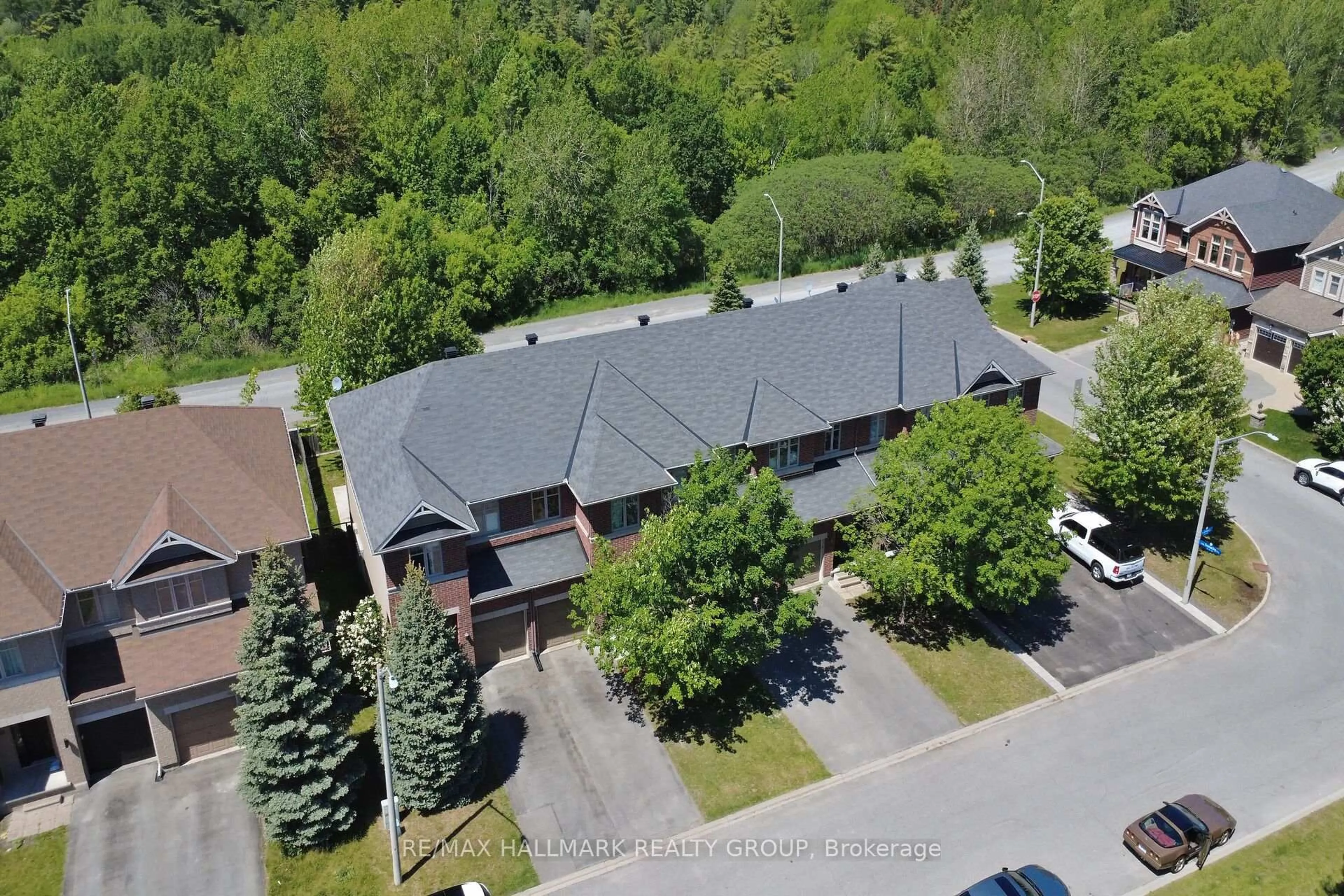 A pic from outside/outdoor area/front of a property/back of a property/a pic from drone, unknown for 450 Sultan St, Ottawa Ontario K4A 0K2