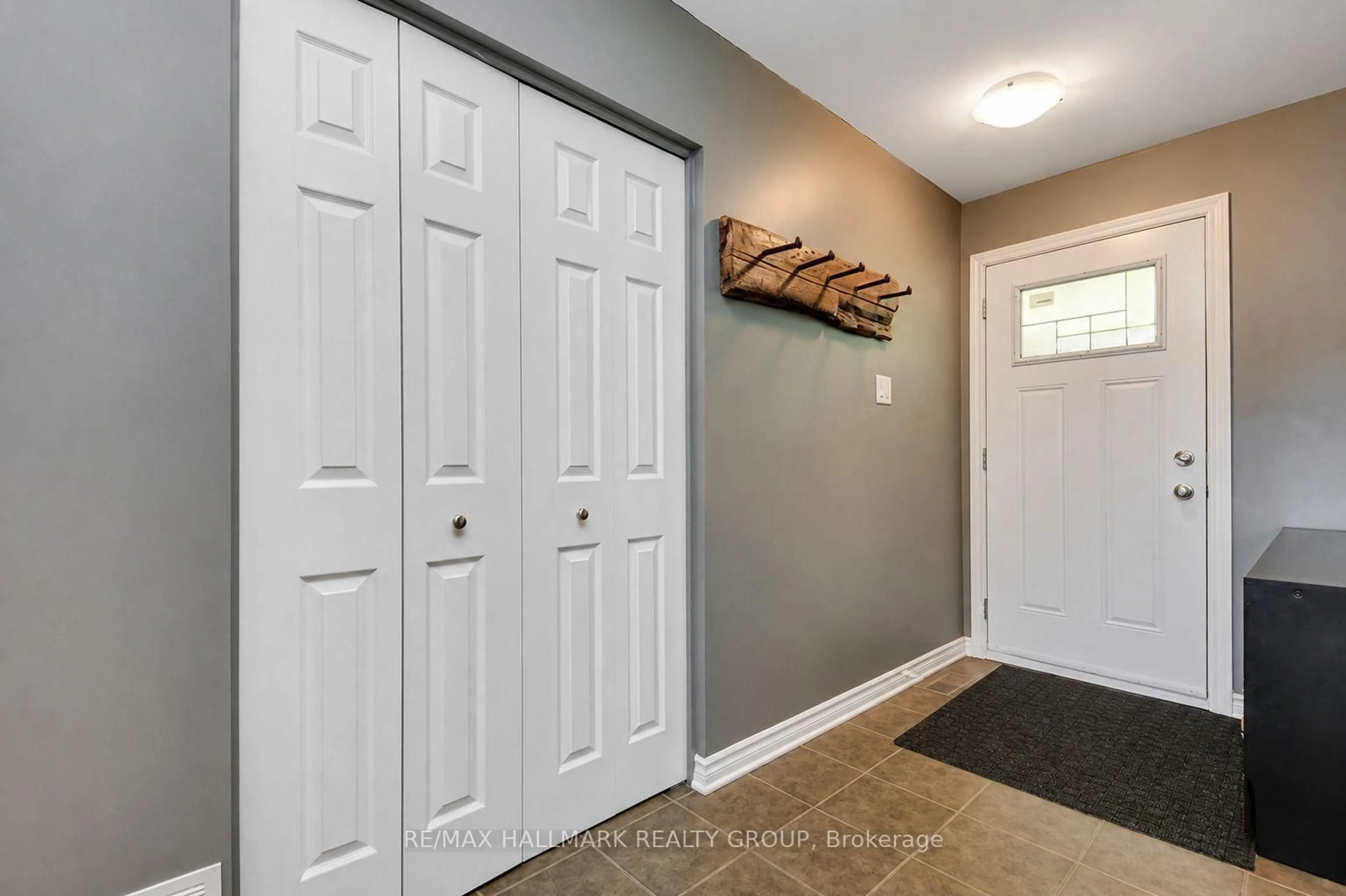Indoor entryway for 244 Kedey St, Fitzroy Harbour Ontario K0A 1X0