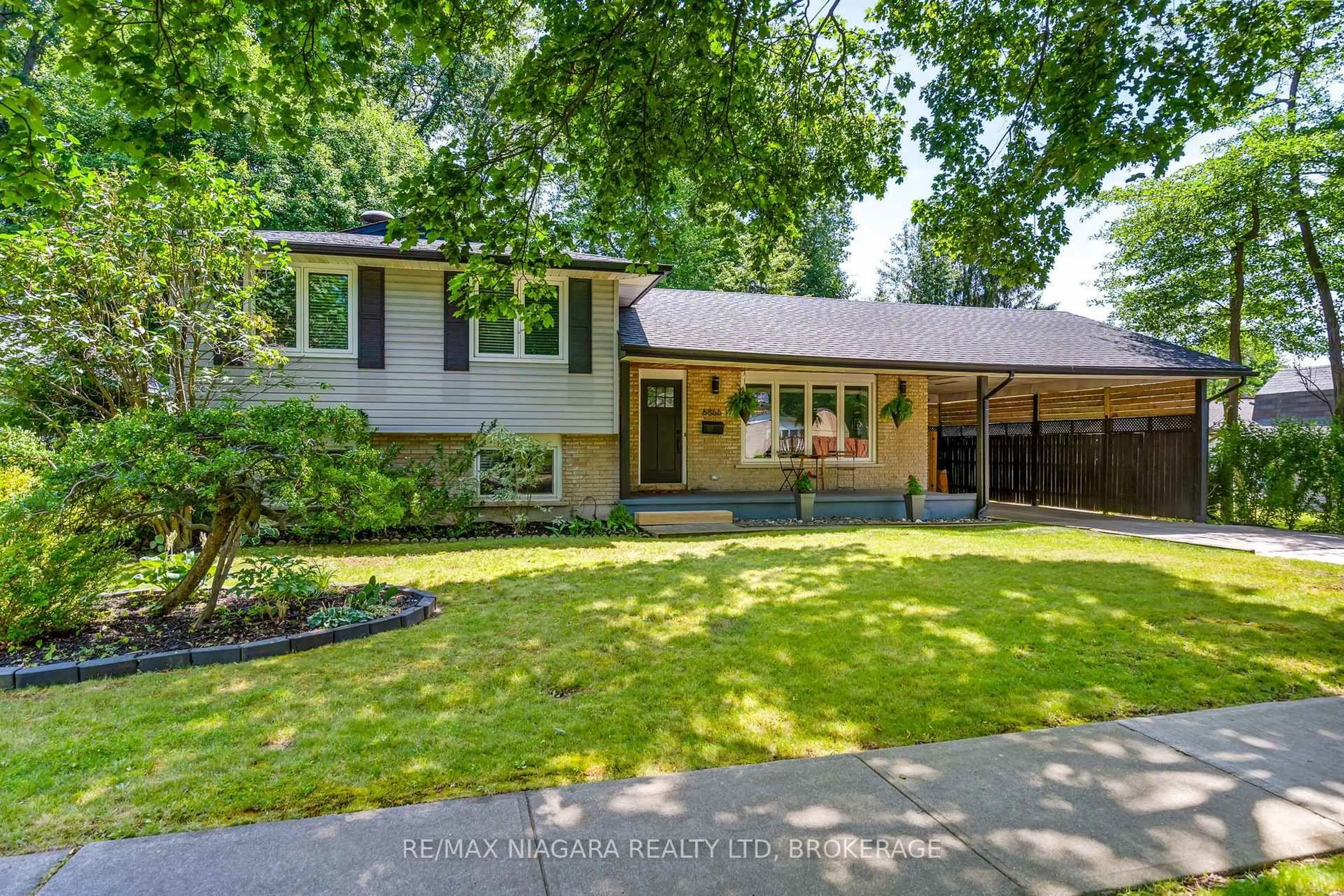Home with vinyl exterior material, street for 6866 Dellpark Dr, Niagara Falls Ontario L2J 2B8