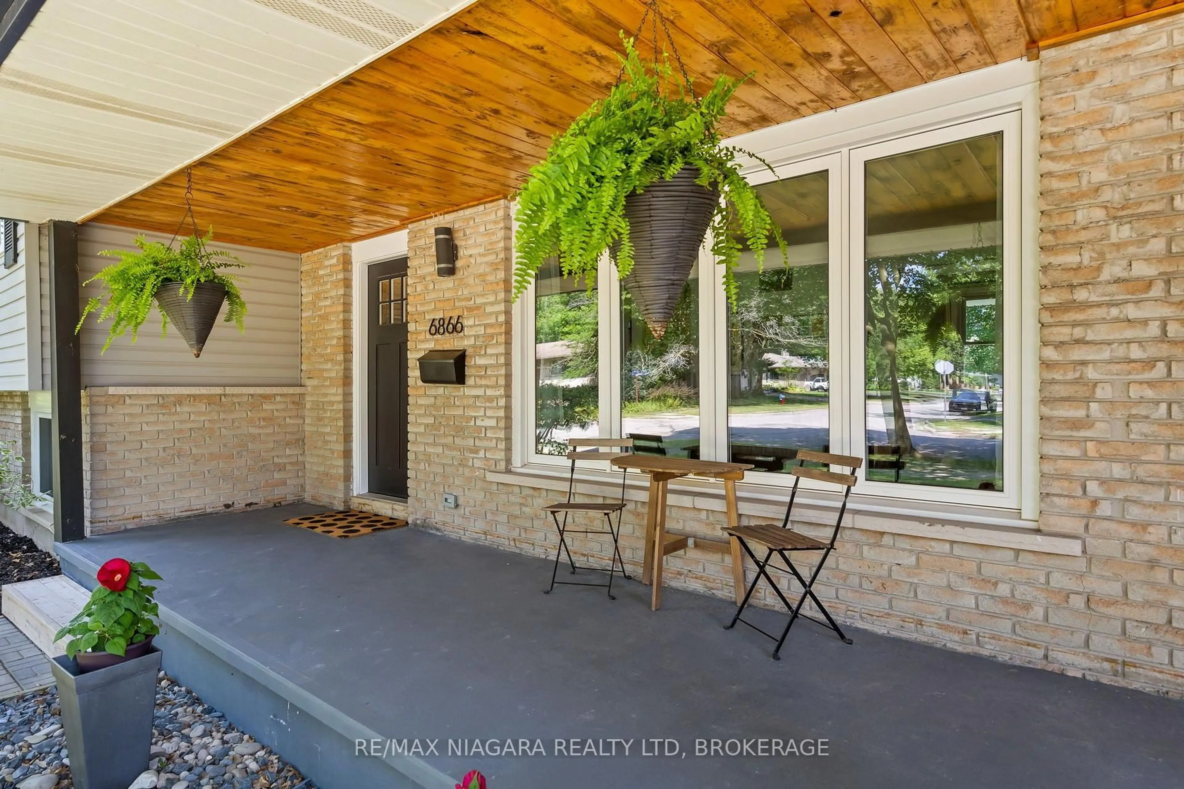 Indoor entryway for 6866 Dellpark Dr, Niagara Falls Ontario L2J 2B8