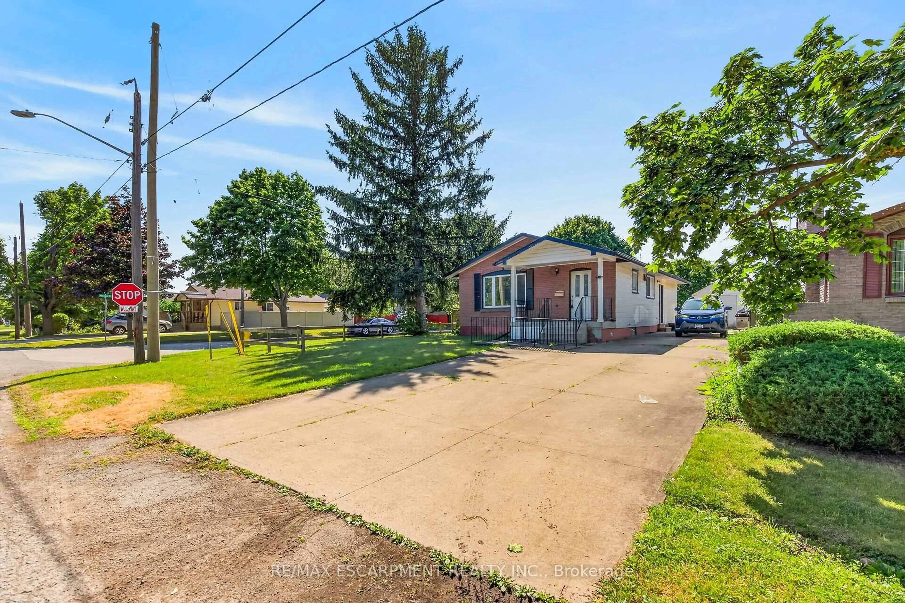 A pic from outside/outdoor area/front of a property/back of a property/a pic from drone, street for 10 Tracey Rd, St. Catharines Ontario L2N 6P9