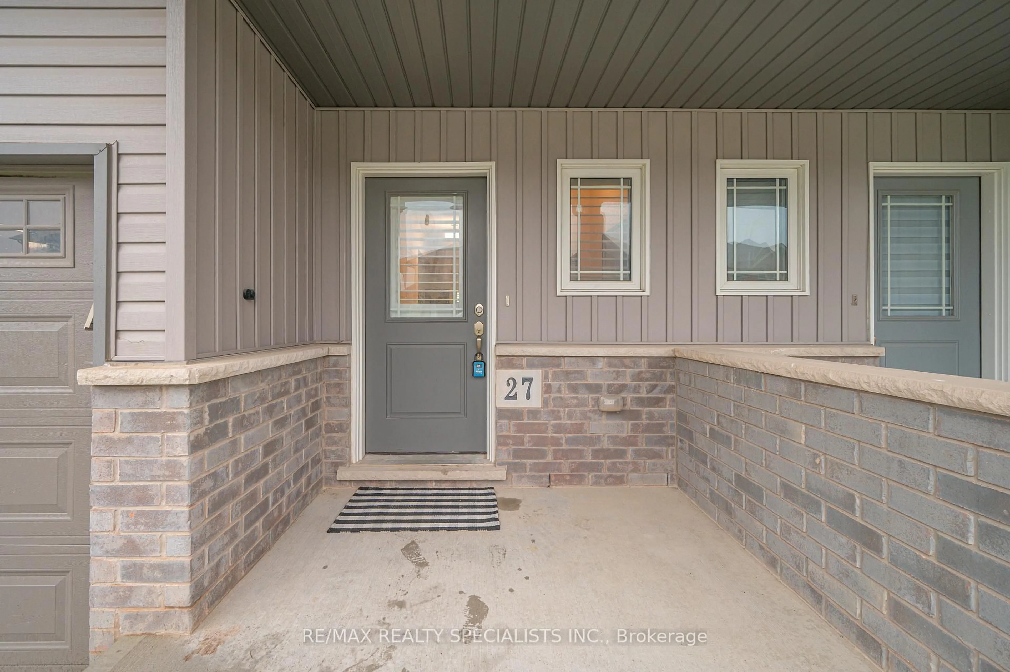 Indoor entryway for 27 Harmony Way, Thorold Ontario L2V 0B6