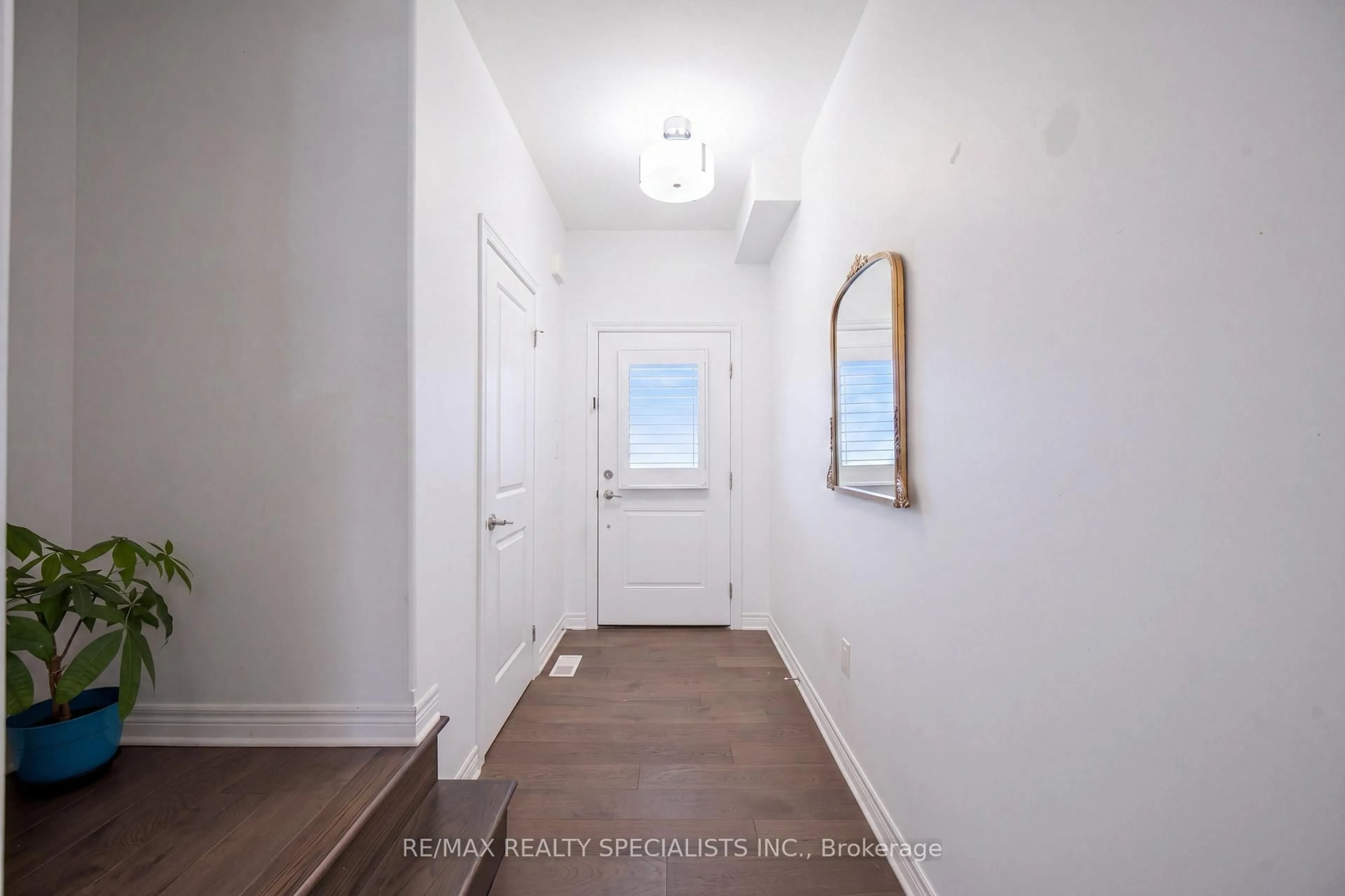 Indoor entryway for 27 Harmony Way, Thorold Ontario L2V 0B6