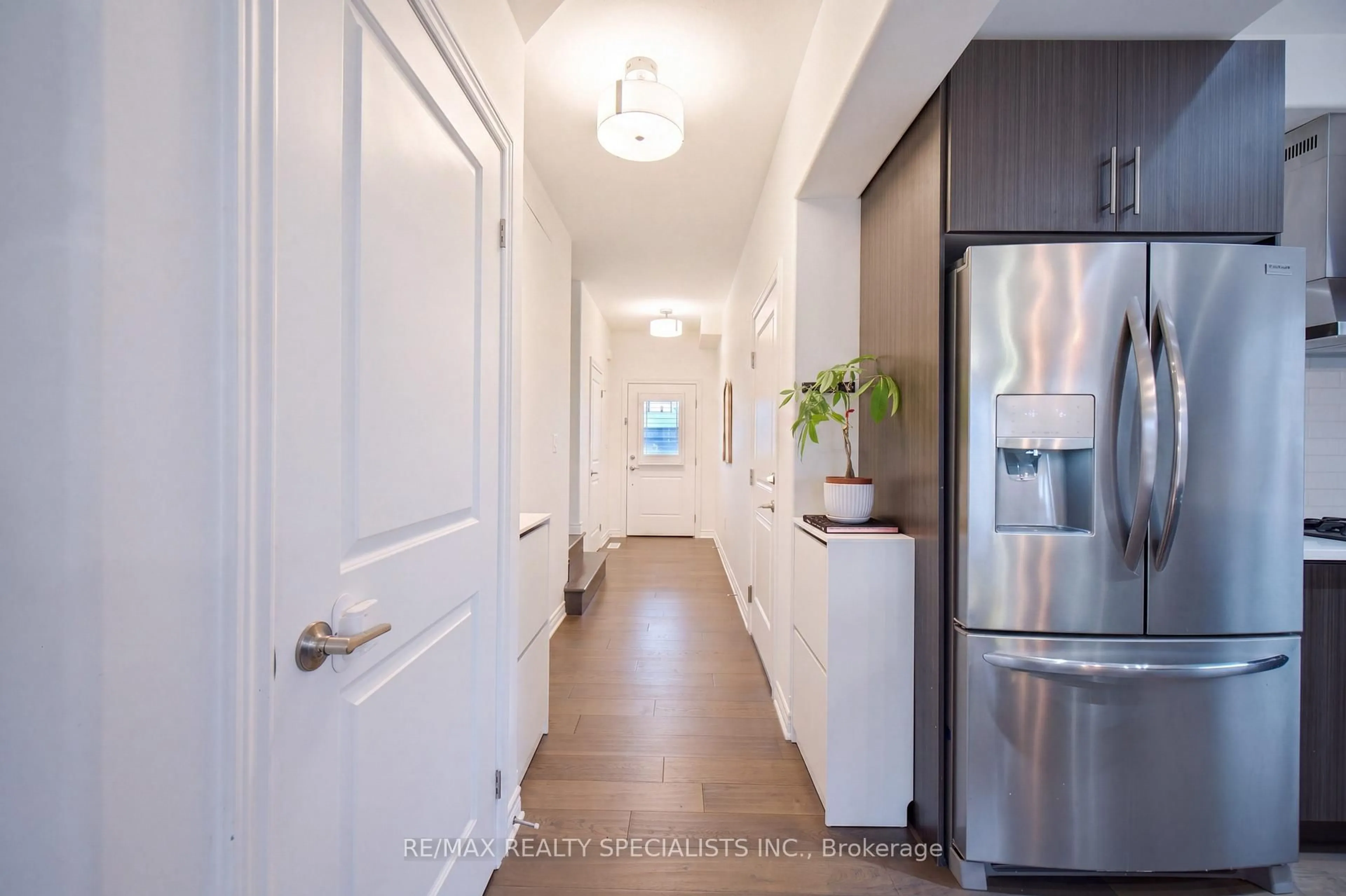 Indoor entryway for 27 Harmony Way, Thorold Ontario L2V 0B6