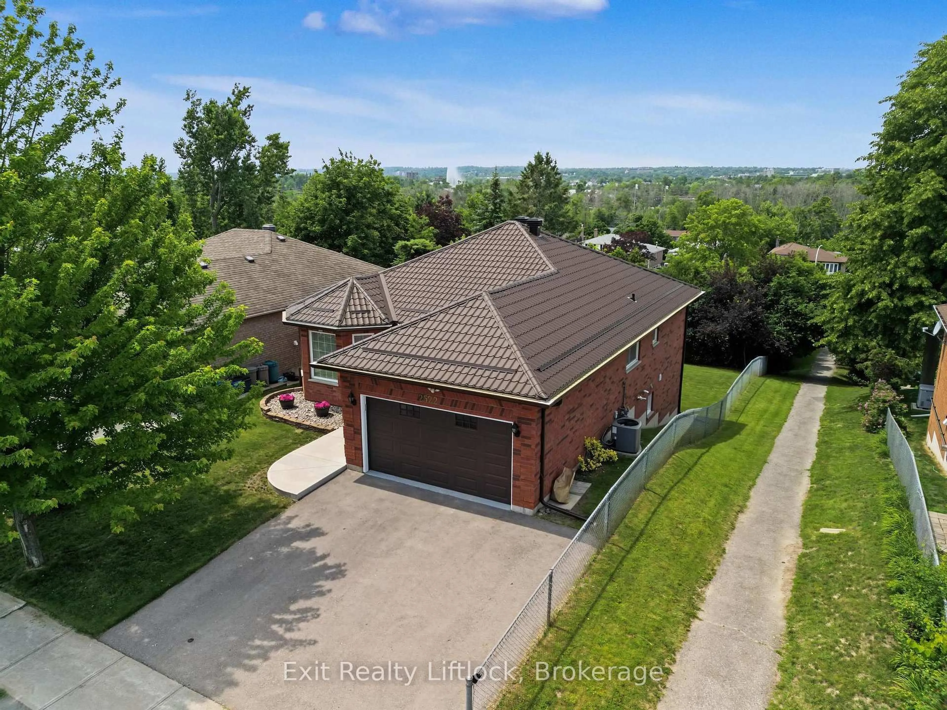 A pic from outside/outdoor area/front of a property/back of a property/a pic from drone, street for 2522 Marsdale Dr, Peterborough Ontario K9L 1R4