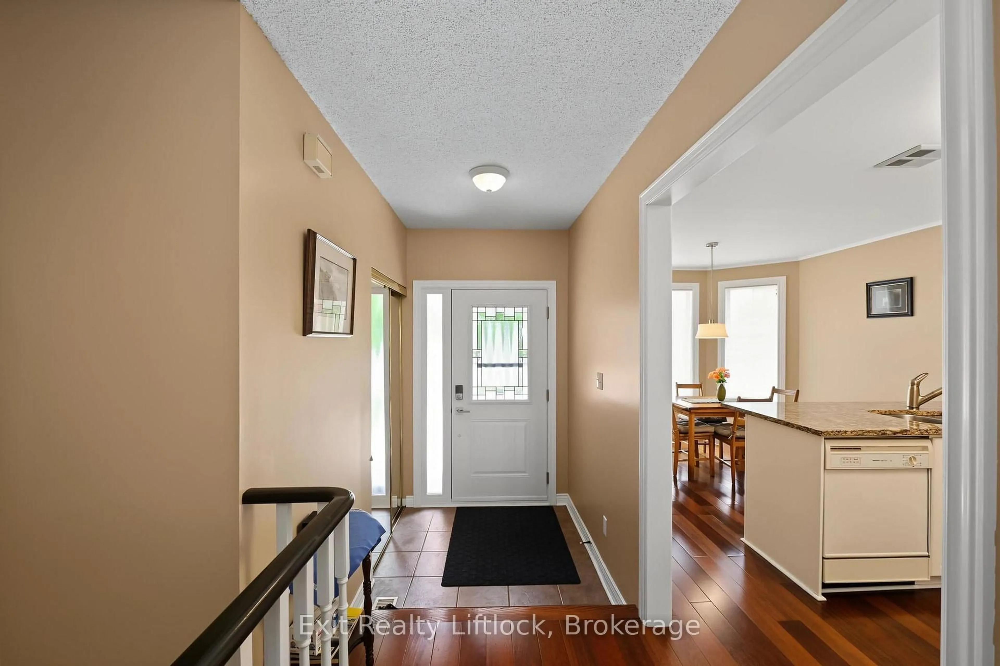Indoor entryway for 2522 Marsdale Dr, Peterborough Ontario K9L 1R4