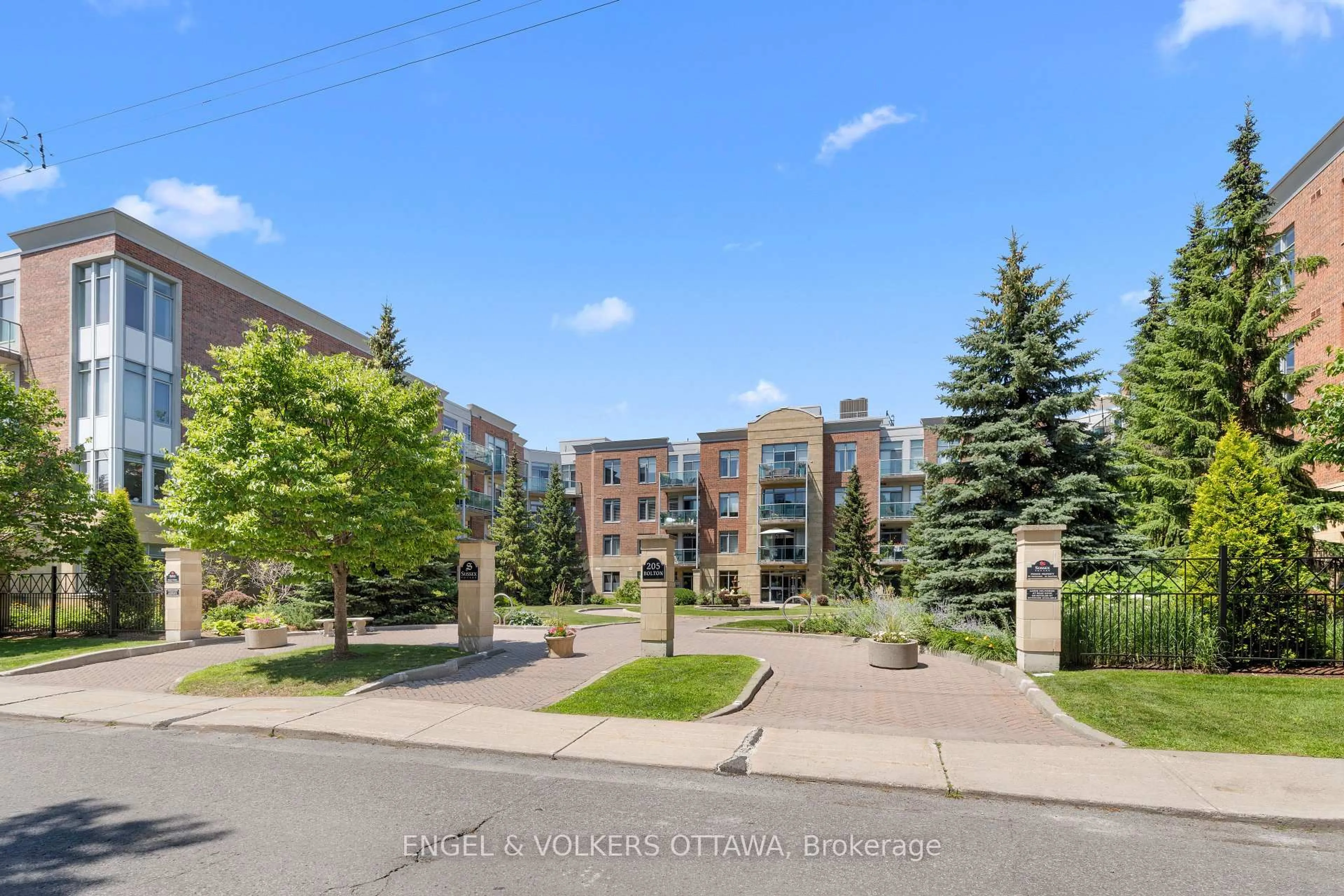 A pic from outside/outdoor area/front of a property/back of a property/a pic from drone, street for 205 Bolton St #304, Ottawa Ontario K1N 1K7