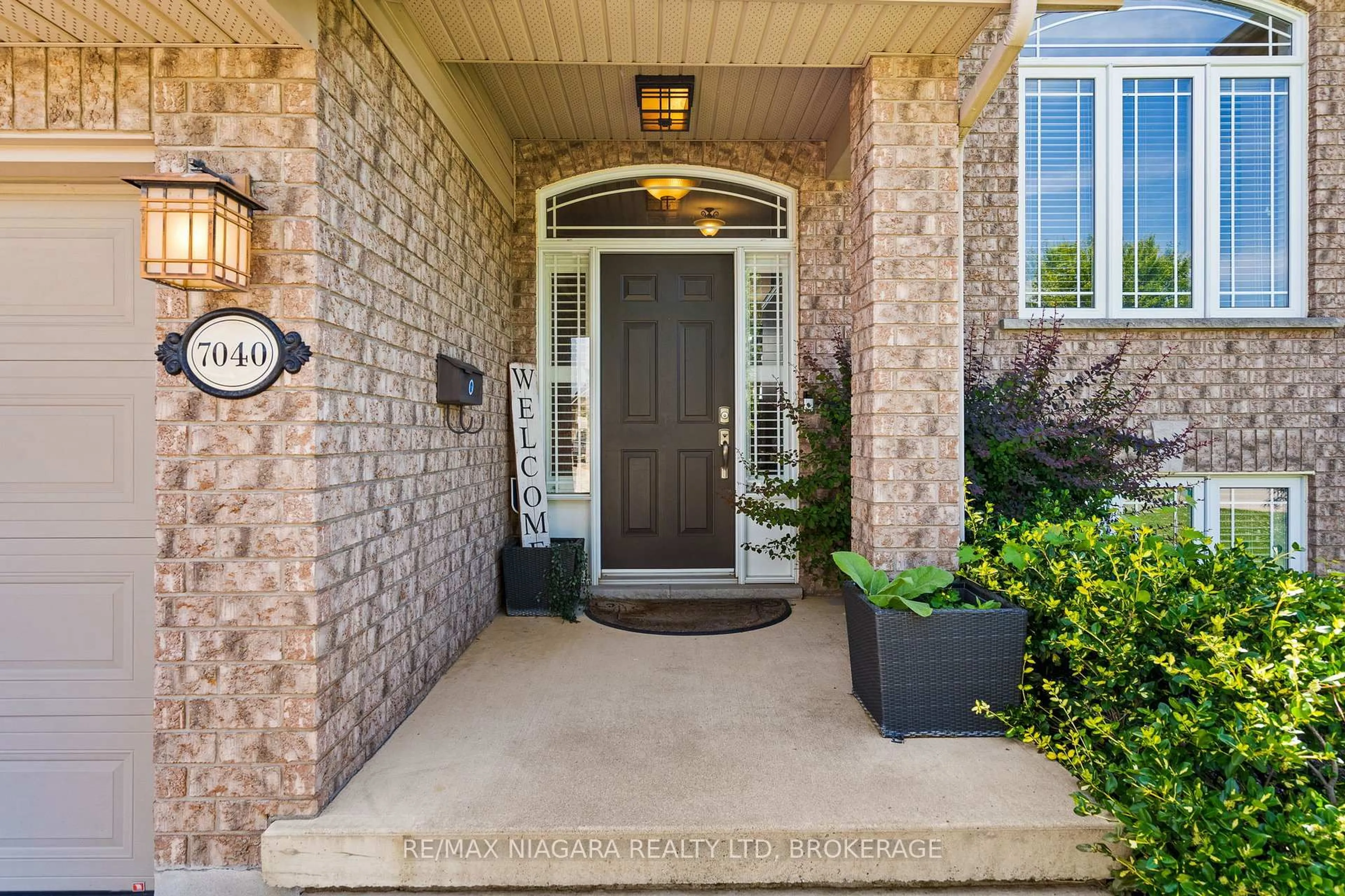 Indoor entryway for 7040 St Michael Ave, Niagara Falls Ontario L2H 3N9