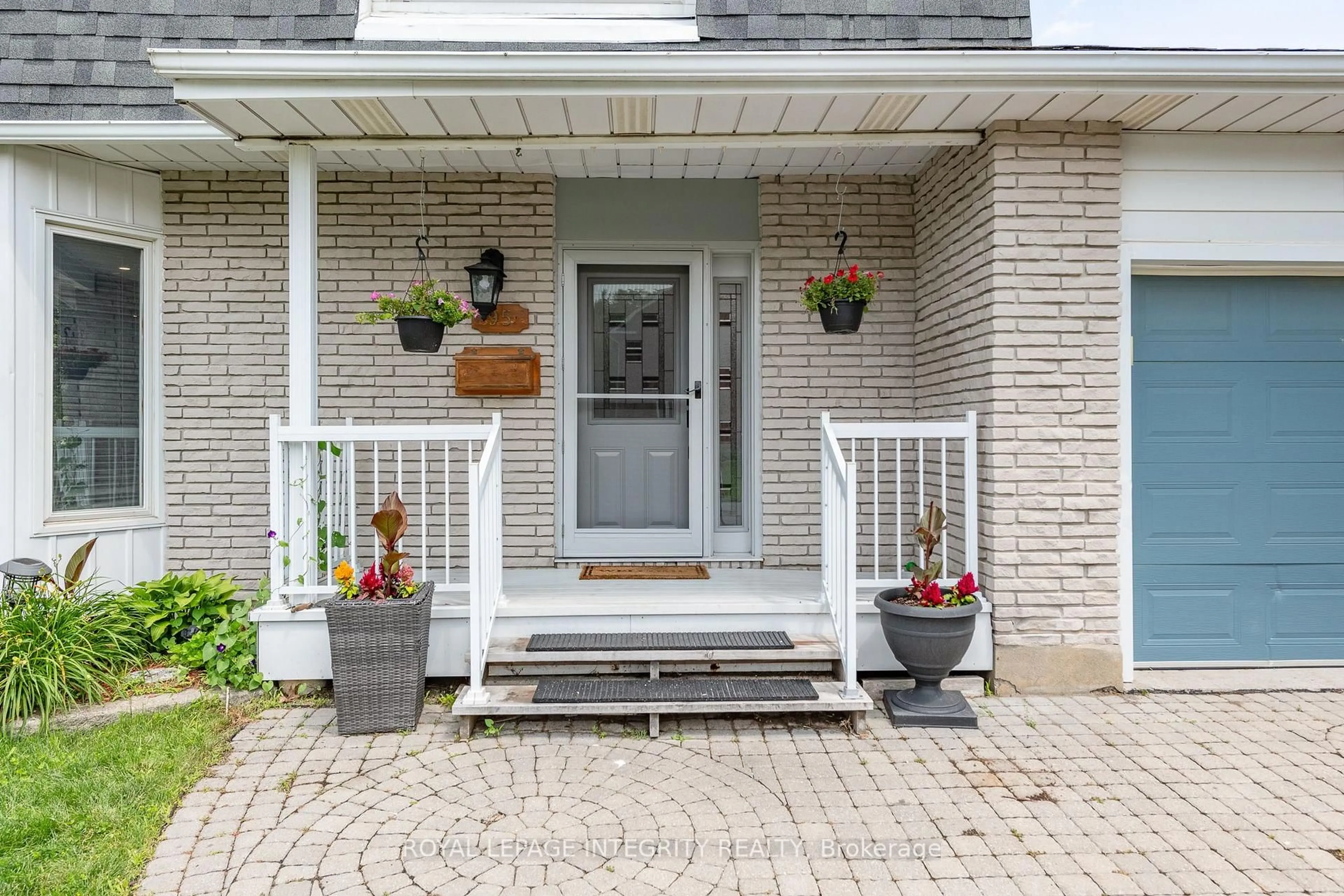 Indoor entryway for 95 Mcclellan Rd, Ottawa Ontario K2H 8L6