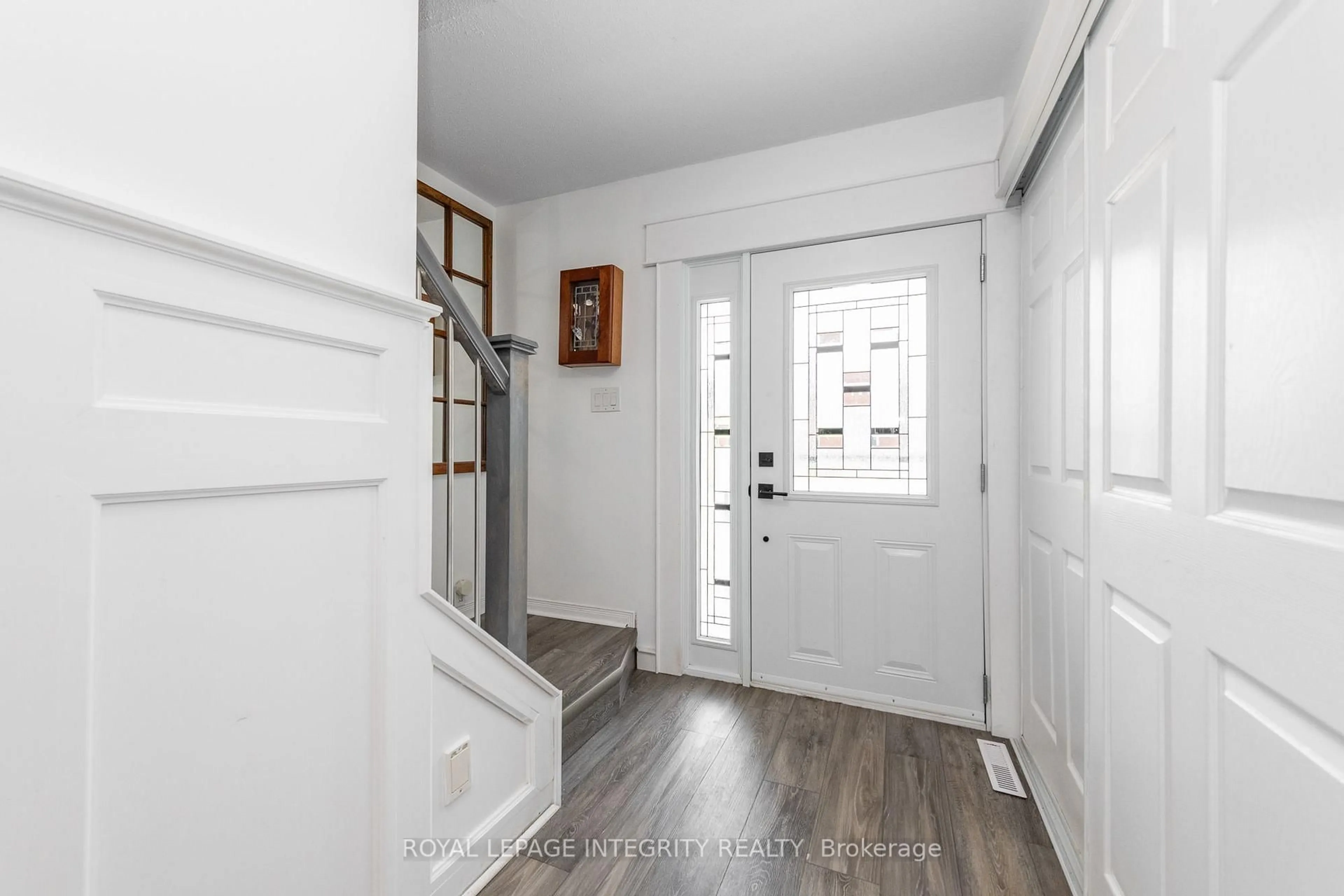 Indoor entryway for 95 Mcclellan Rd, Ottawa Ontario K2H 8L6