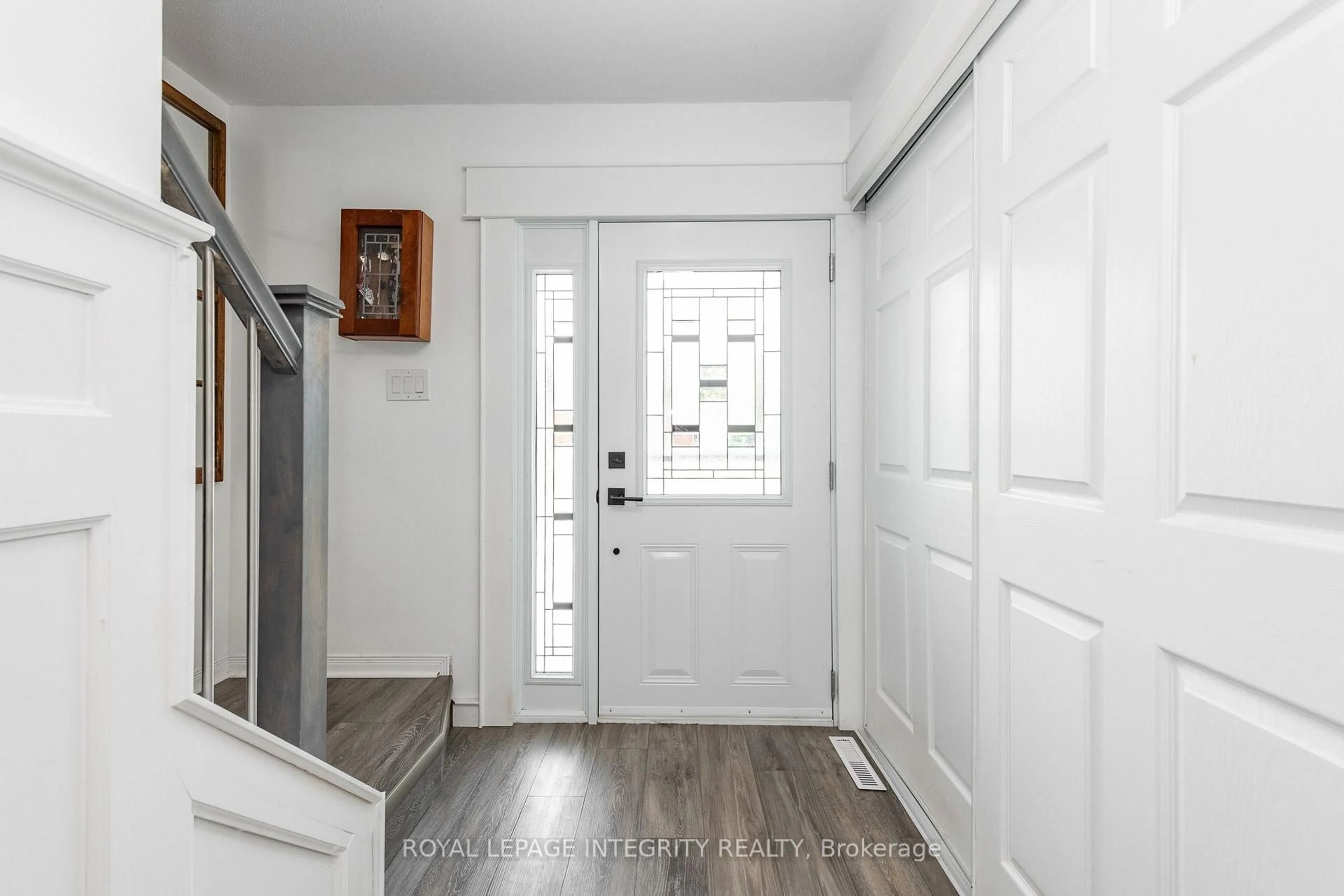 Indoor entryway for 95 Mcclellan Rd, Ottawa Ontario K2H 8L6