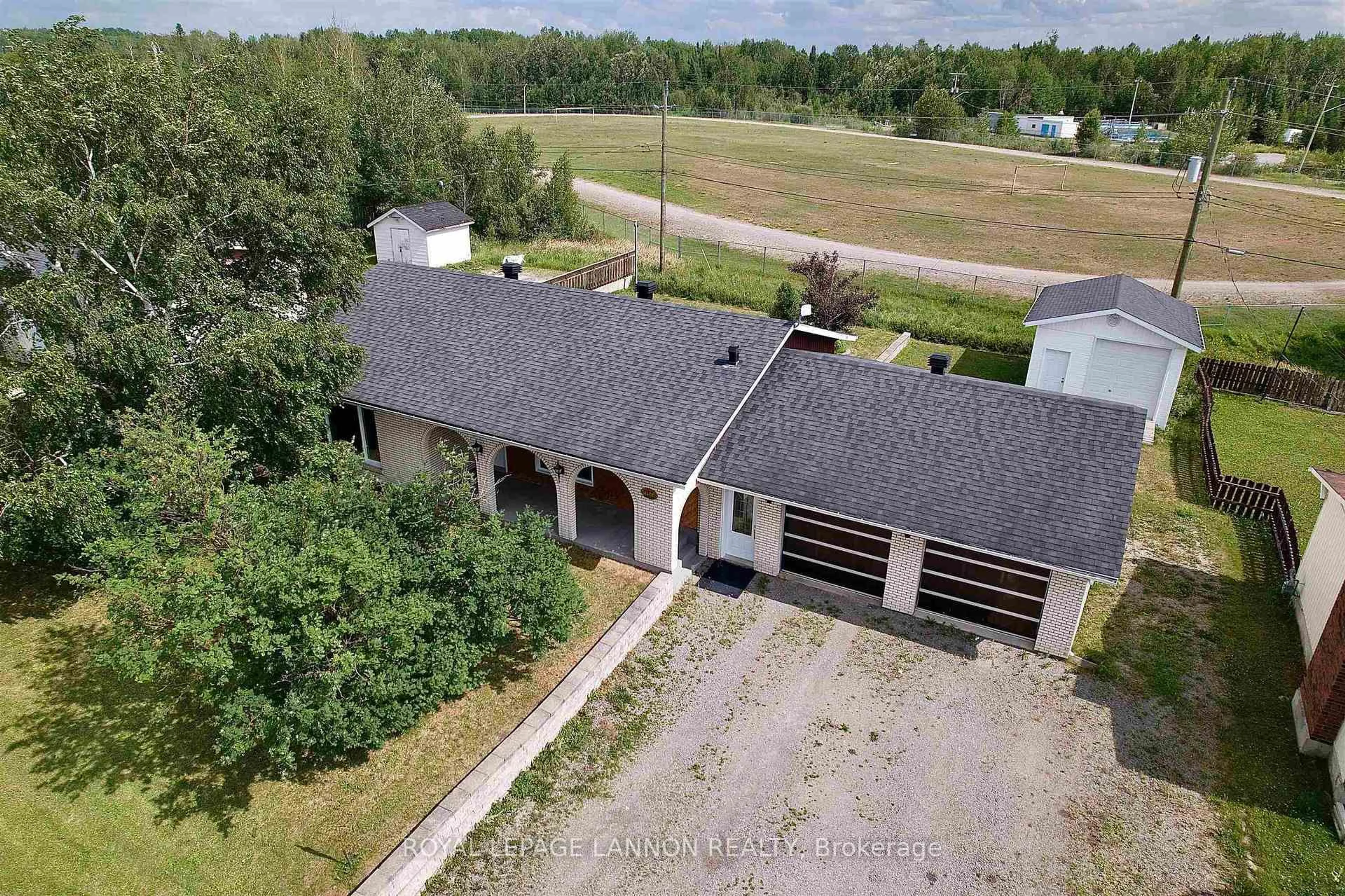 A pic from outside/outdoor area/front of a property/back of a property/a pic from drone, building for 111 Woodcrest Dr, Greenstone Ontario P0T 1M0