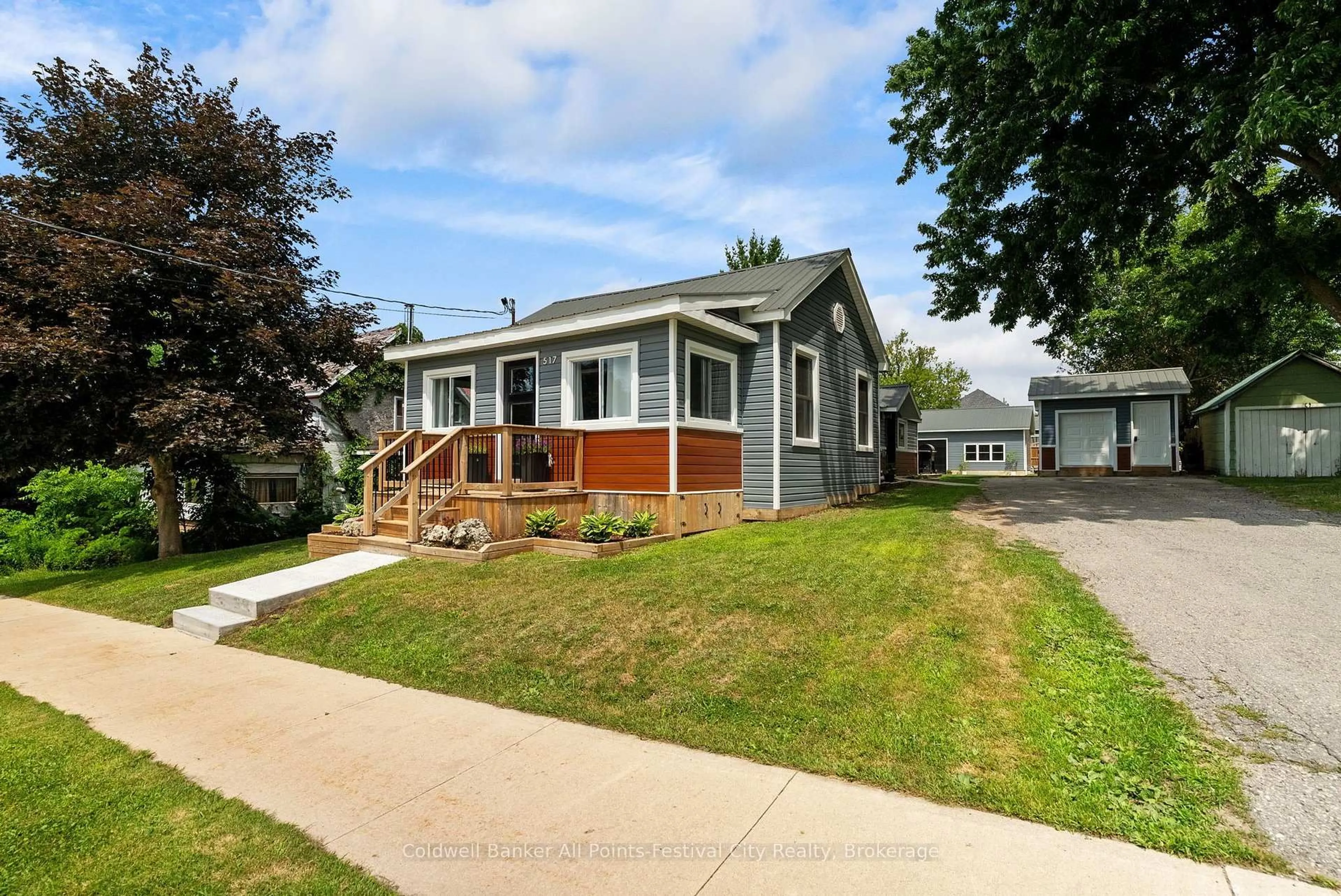 Home with vinyl exterior material, street for 517 Willoughby St, Huron-Kinloss Ontario N0G 2H0