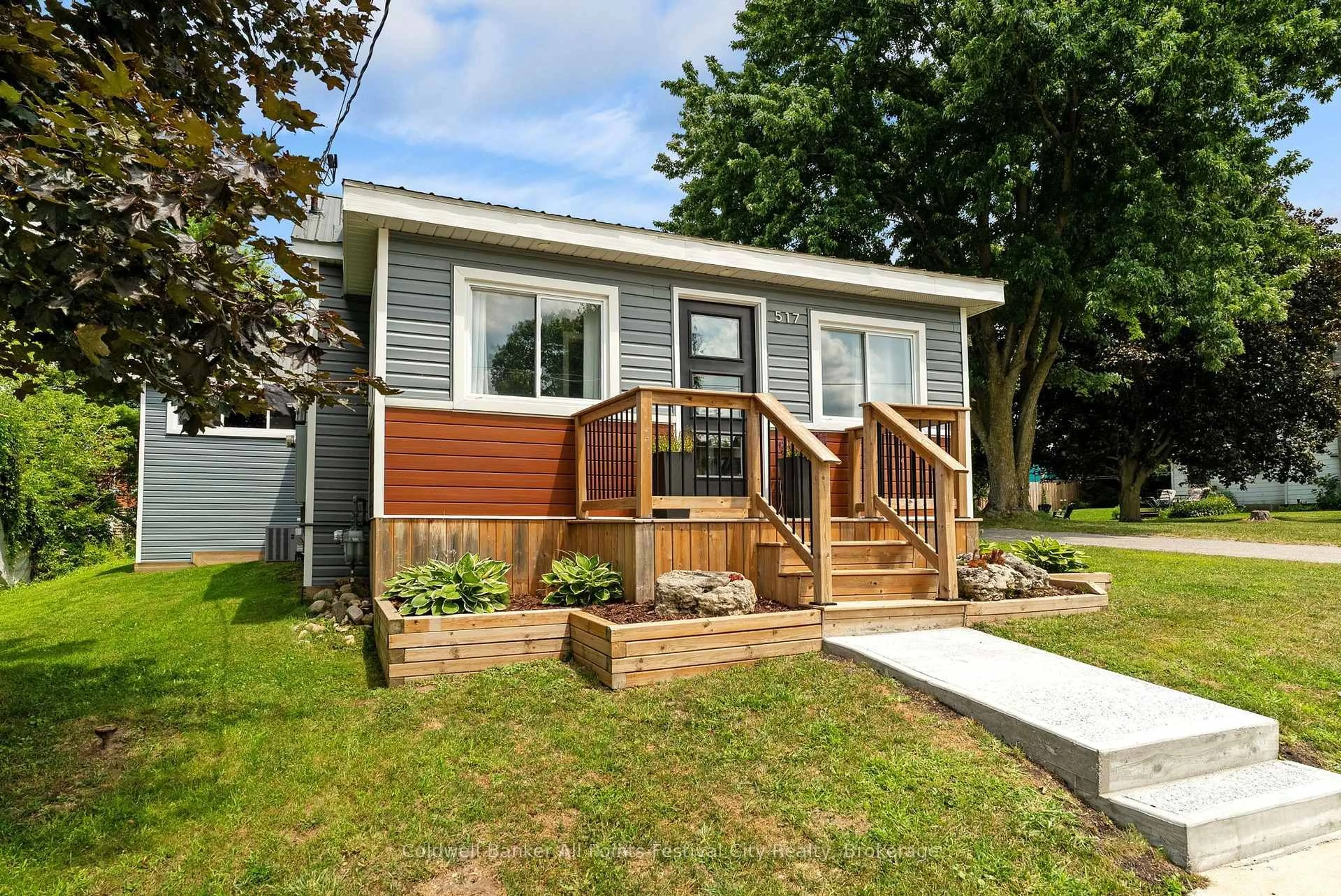Home with vinyl exterior material, street for 517 Willoughby St, Huron-Kinloss Ontario N0G 2H0