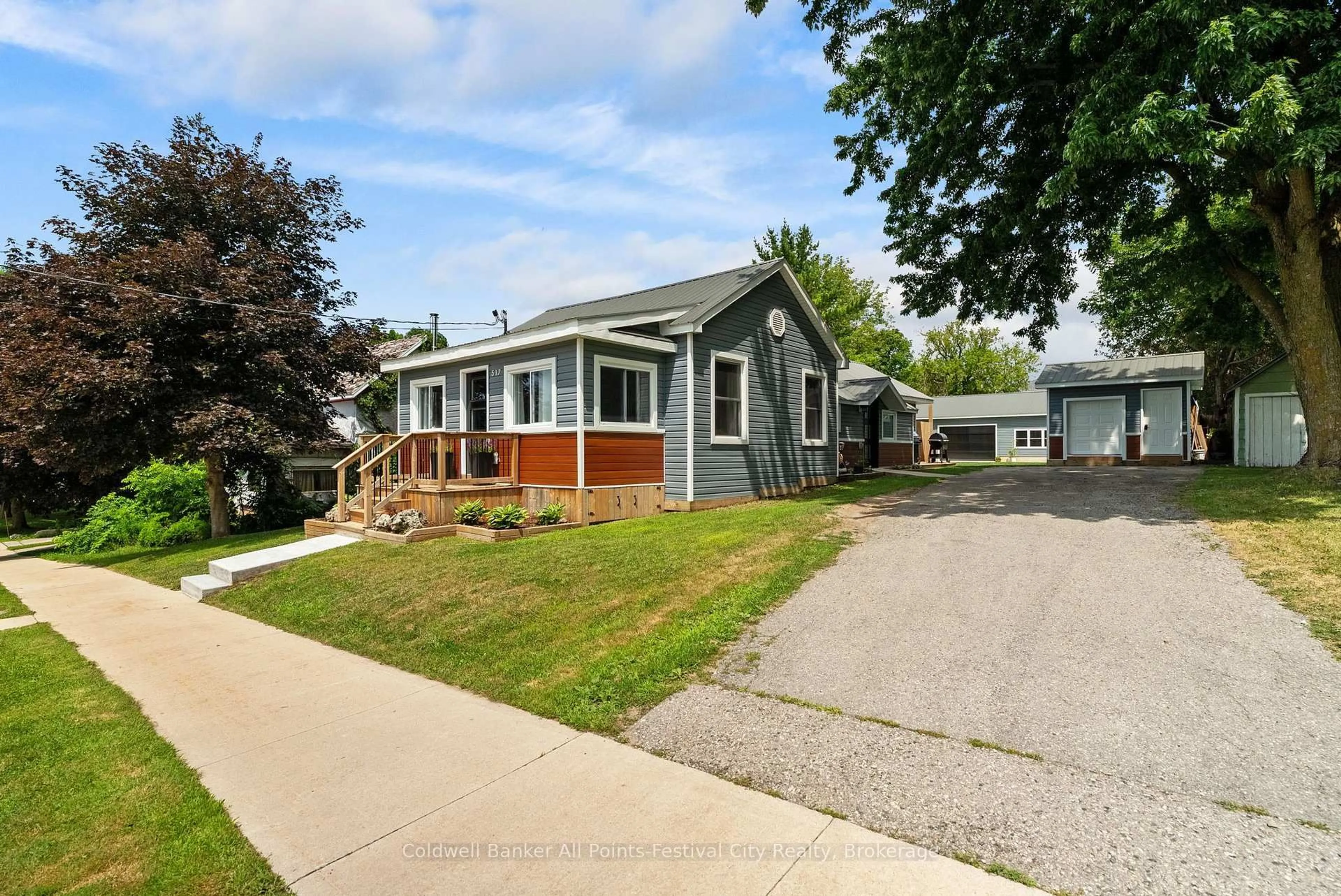 Home with vinyl exterior material, street for 517 Willoughby St, Huron-Kinloss Ontario N0G 2H0