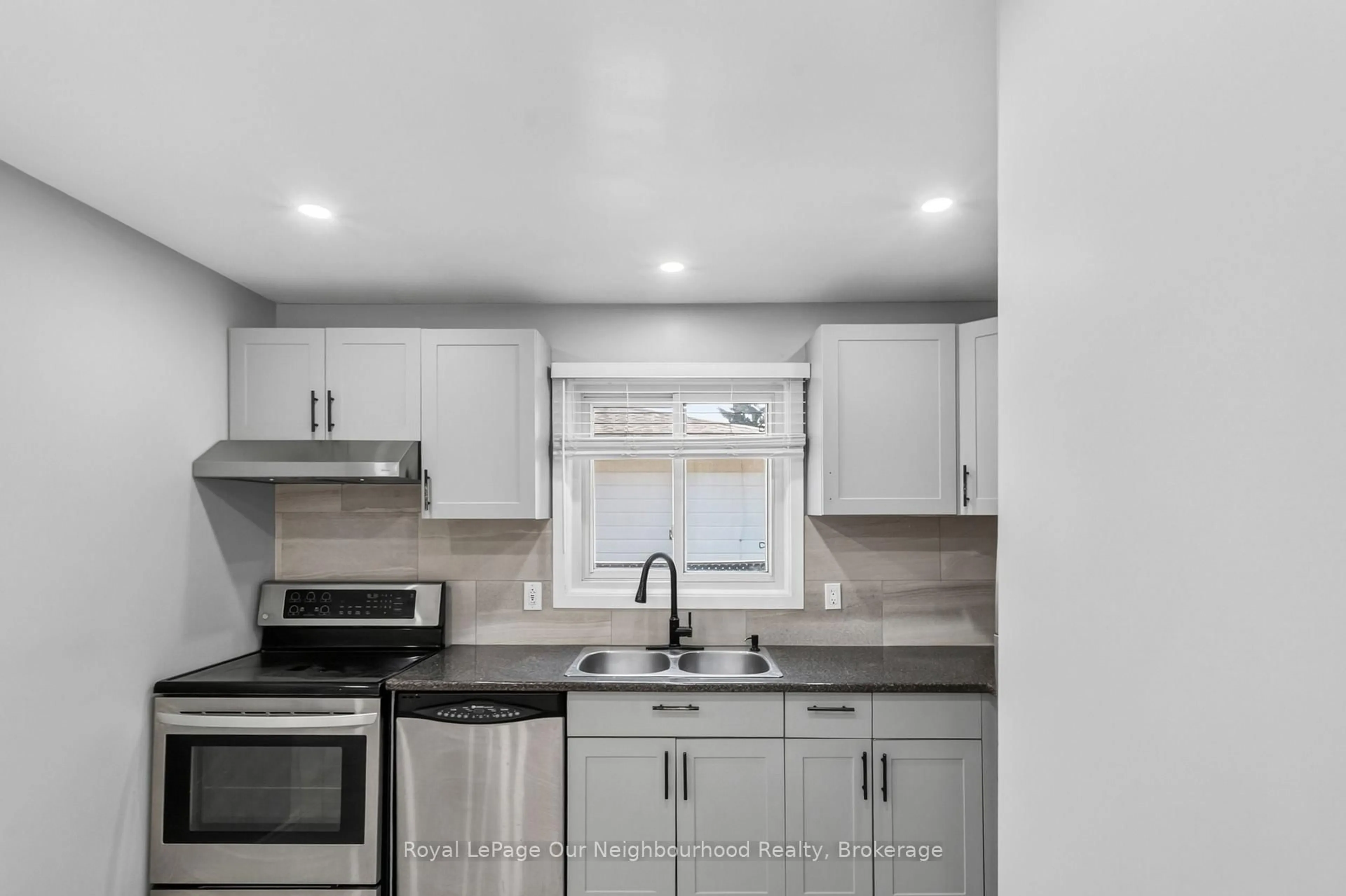 Standard kitchen, unknown for 1612 Cherryhill Rd, Peterborough Ontario K9K 1A8