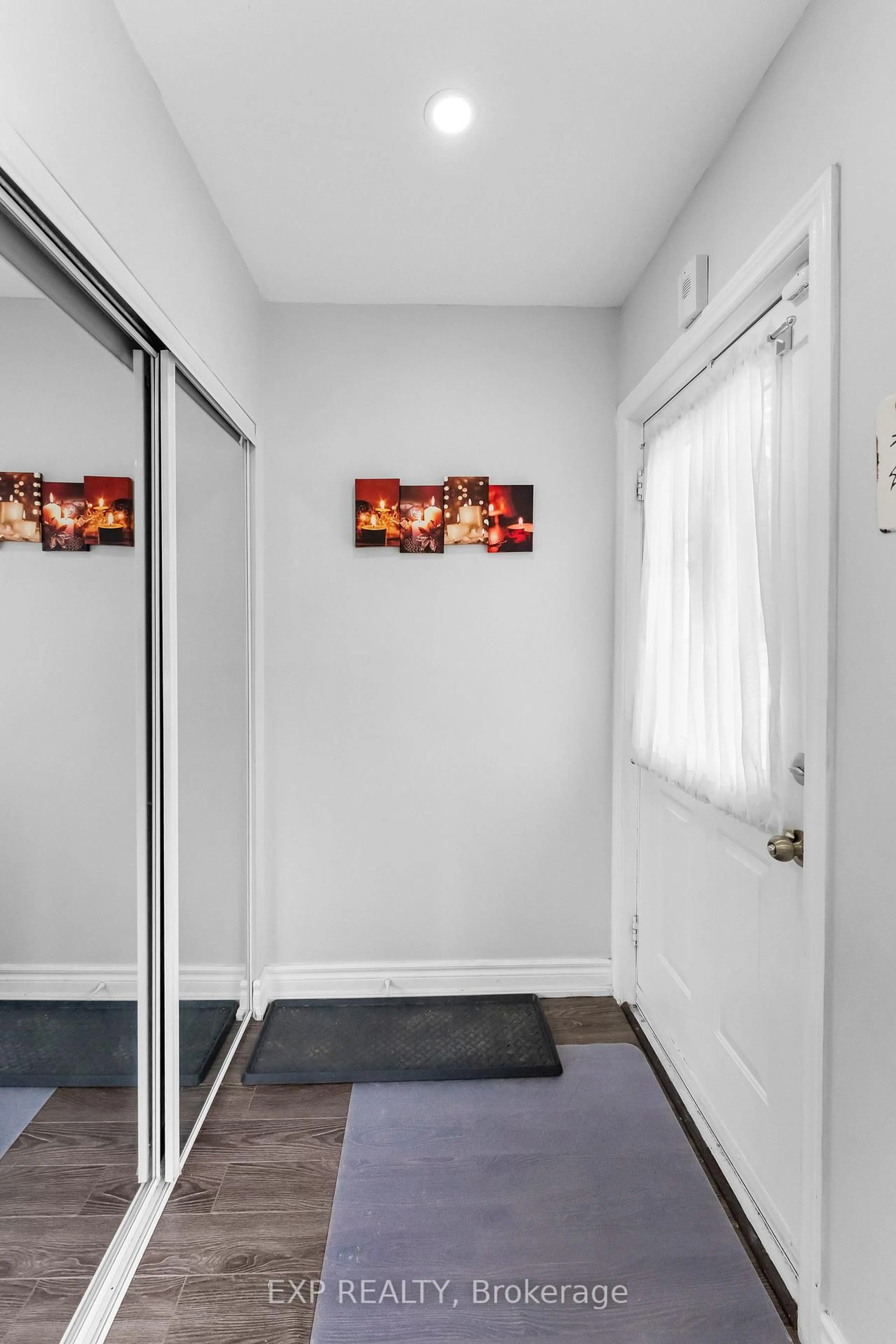 Indoor entryway for 5939 Symmes Ave, Niagara Falls Ontario L2G 2G4