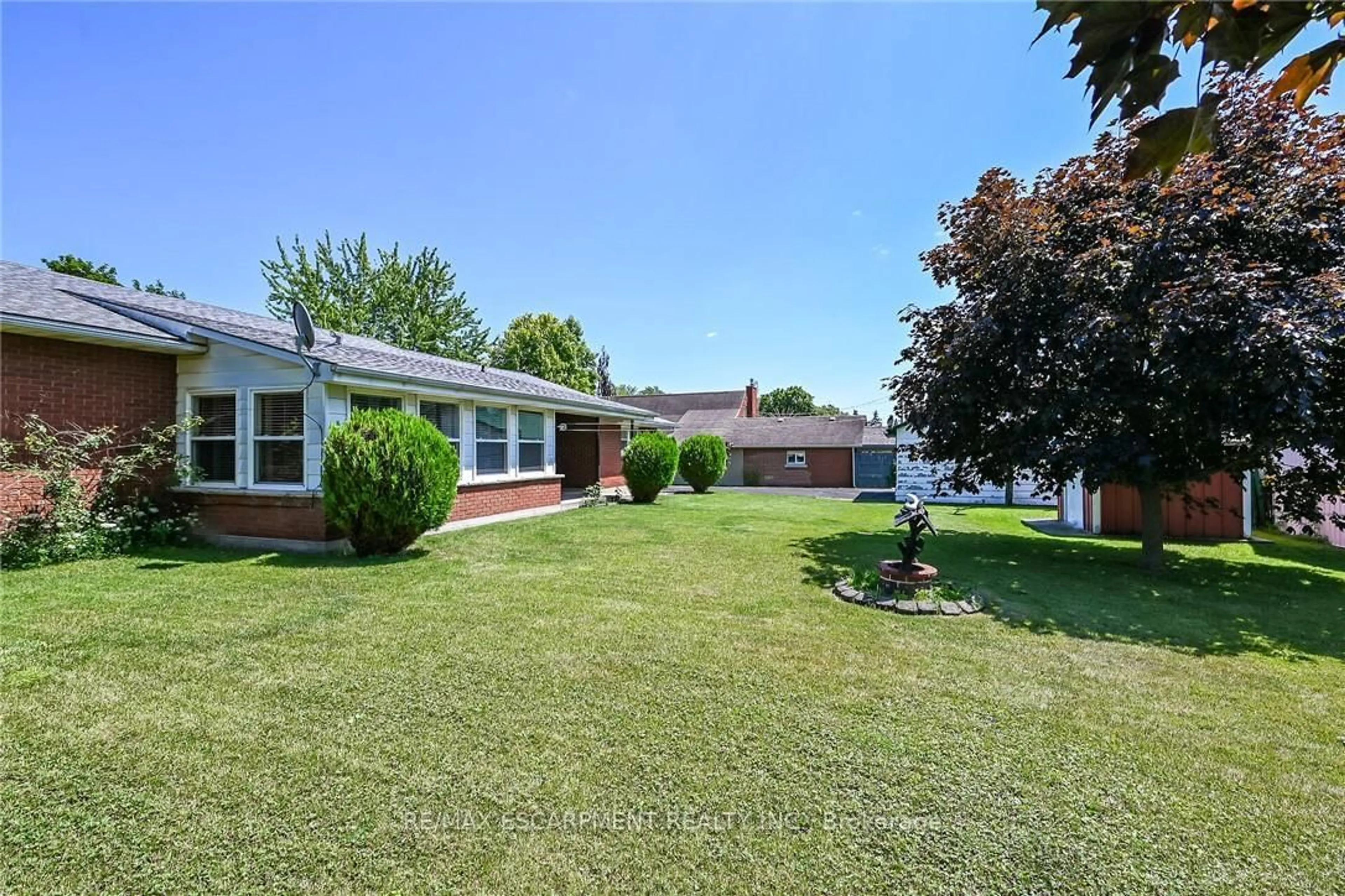 A pic from outside/outdoor area/front of a property/back of a property/a pic from drone, street for 1 Keen St, Haldimand Ontario N0A 1J0
