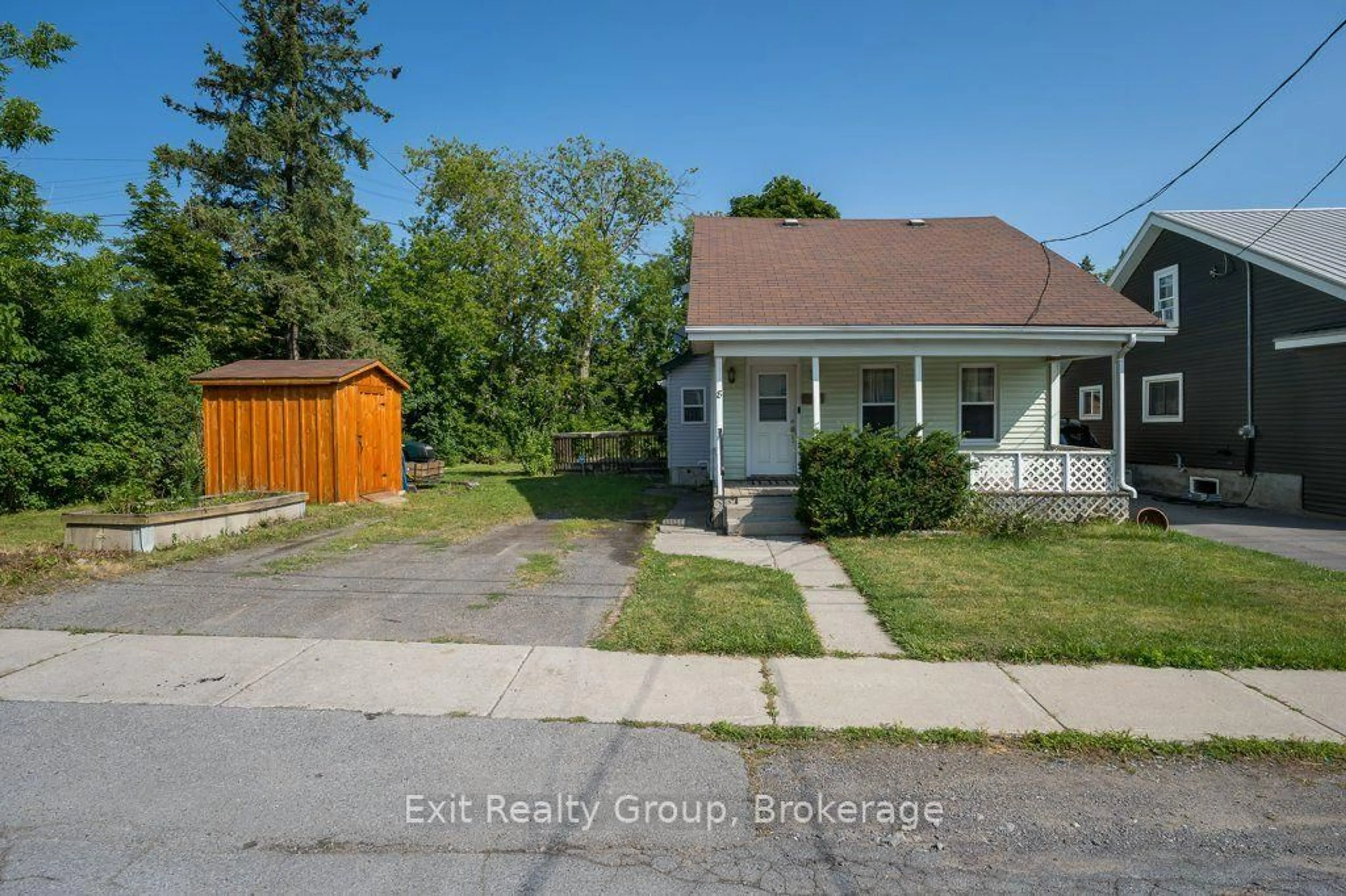 A pic from outside/outdoor area/front of a property/back of a property/a pic from drone, street for 8 Ridley St, Belleville Ontario K8P 1X9