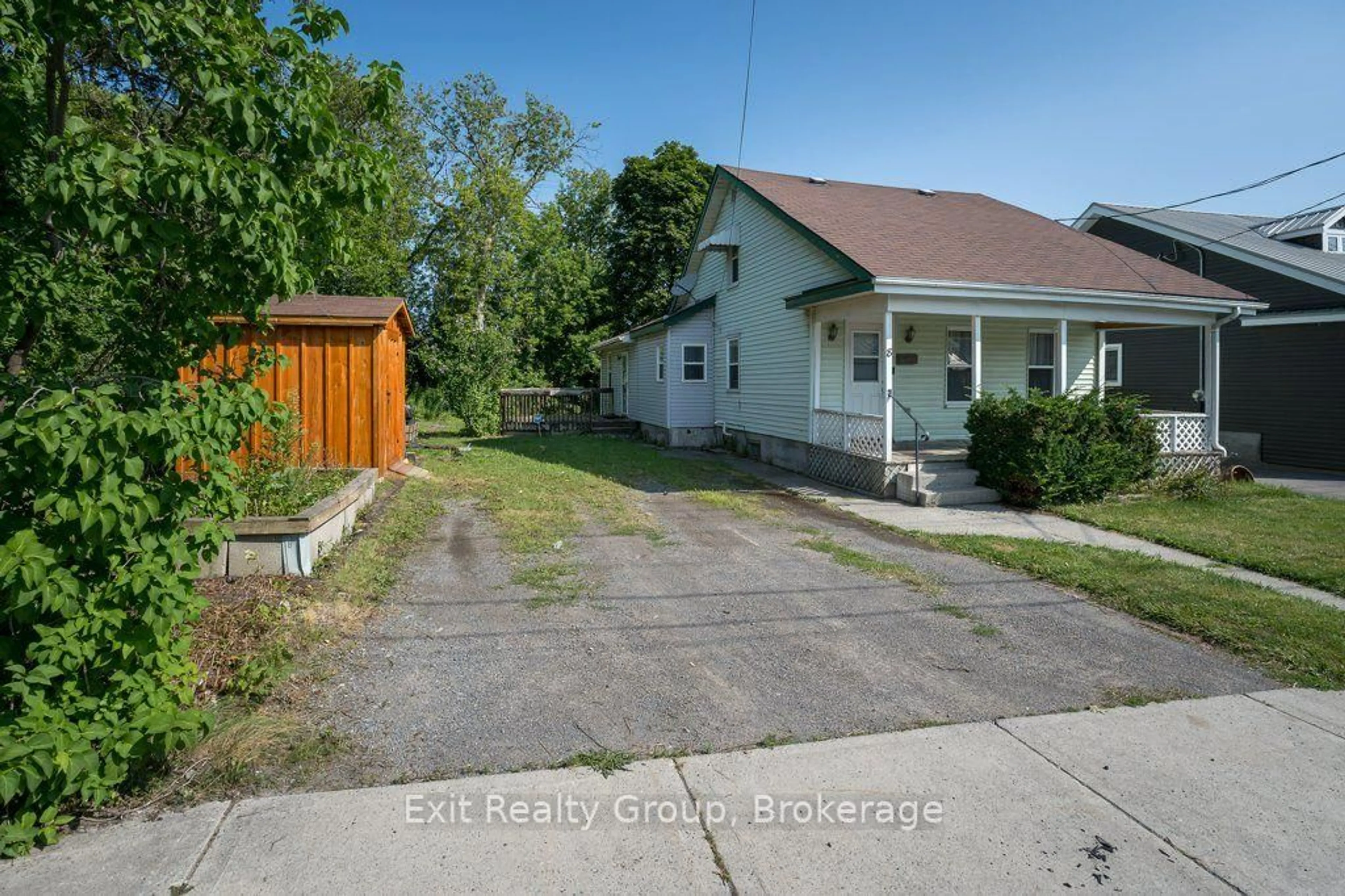 A pic from outside/outdoor area/front of a property/back of a property/a pic from drone, street for 8 Ridley St, Belleville Ontario K8P 1X9