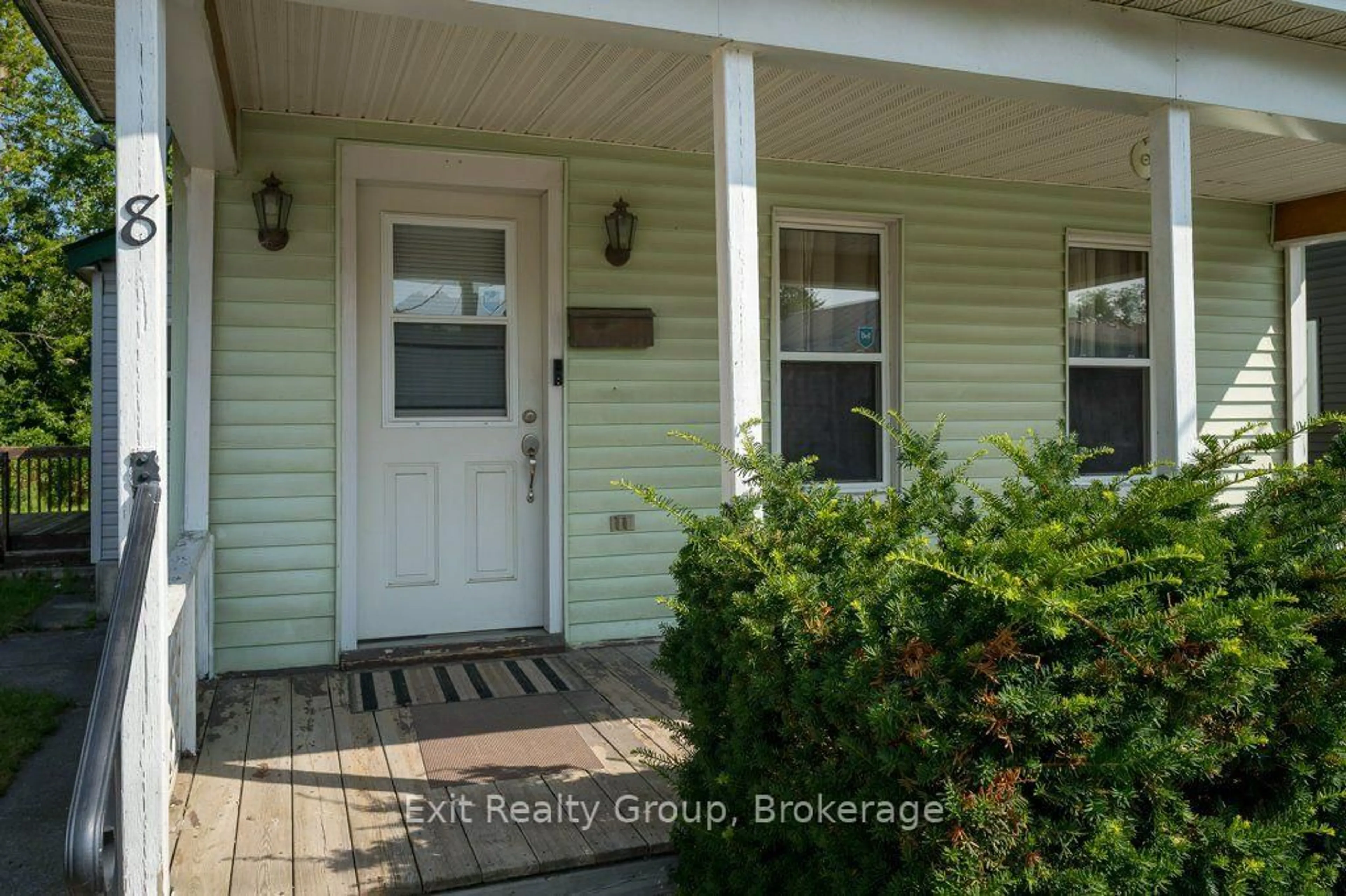 Indoor entryway for 8 Ridley St, Belleville Ontario K8P 1X9