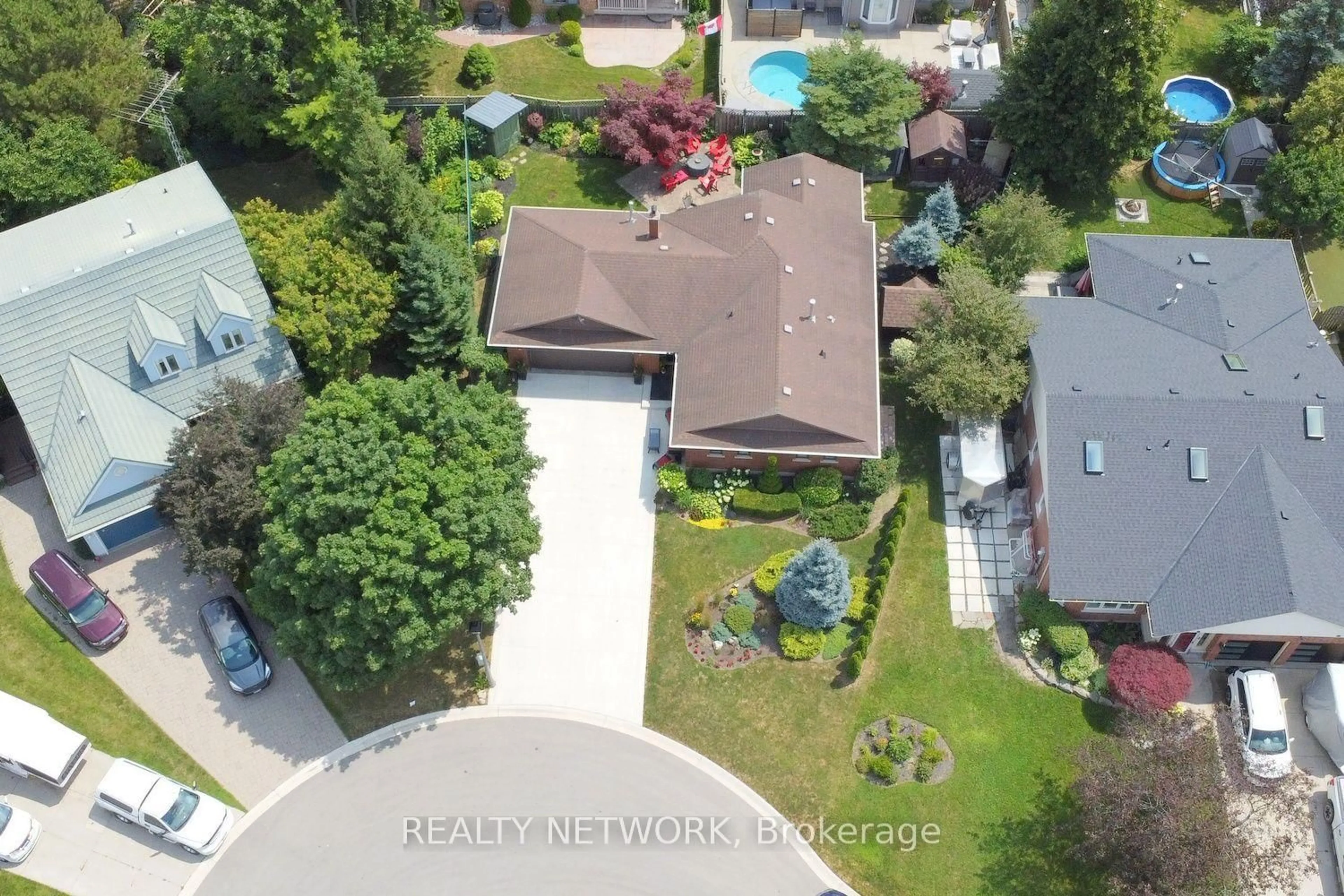 A pic from outside/outdoor area/front of a property/back of a property/a pic from drone, city buildings view from balcony for 12 MCKEOWN Crt, Haldimand Ontario N3W 1G8