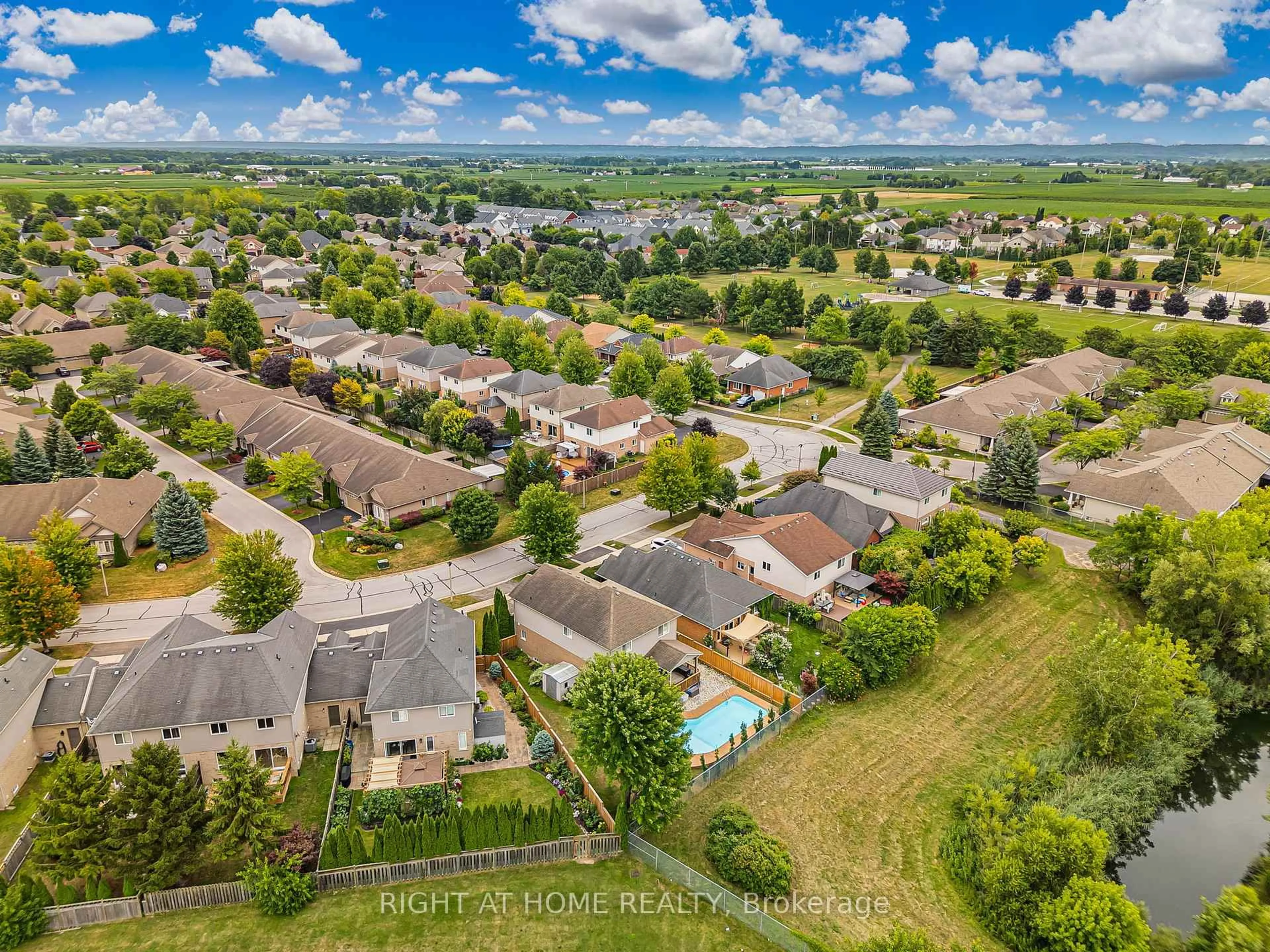 A pic from outside/outdoor area/front of a property/back of a property/a pic from drone, unknown for 80 Loretta Dr, Niagara-on-the-Lake Ontario L0S 1T0