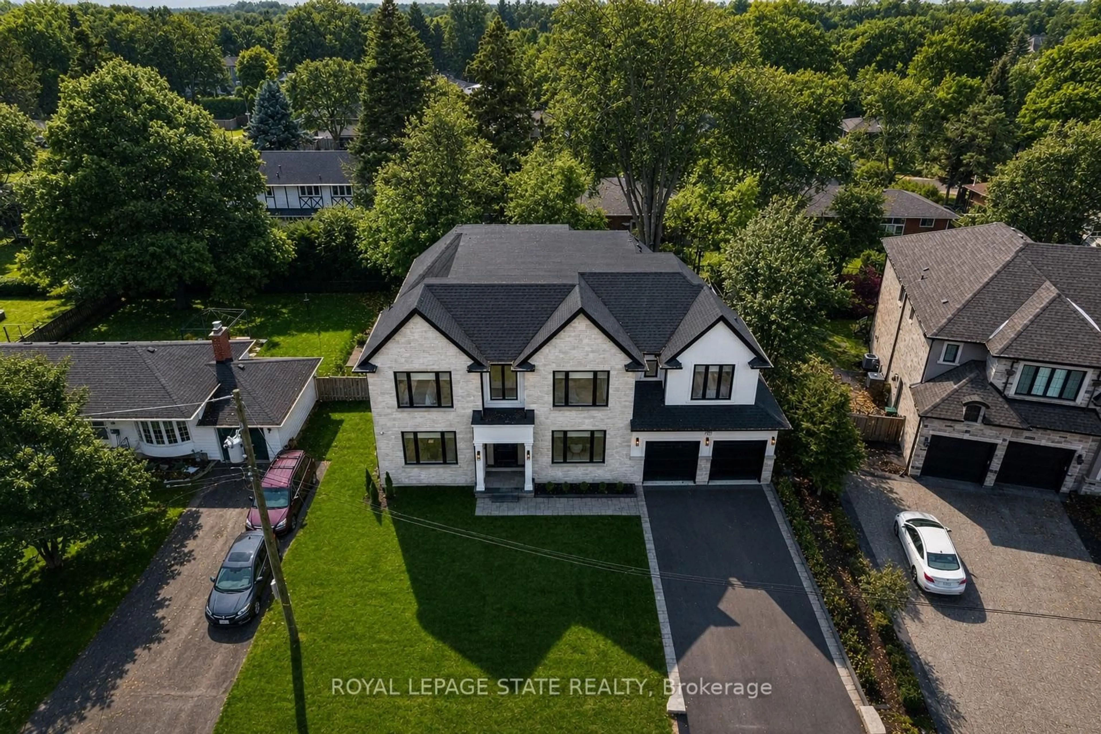 A pic from outside/outdoor area/front of a property/back of a property/a pic from drone, street for 102 Cumming Crt, Hamilton Ontario L9G 1V3