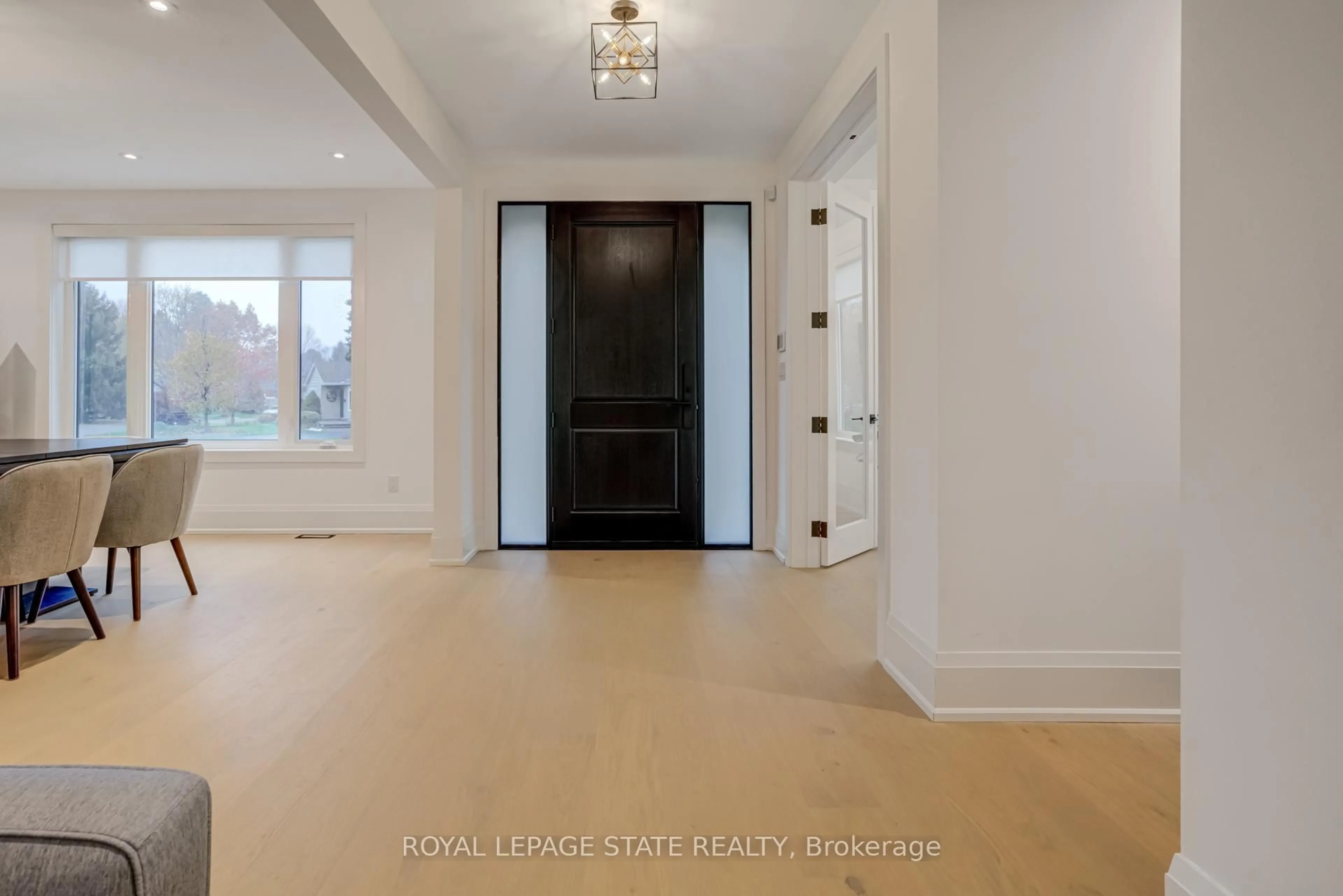 Indoor entryway for 102 Cumming Crt, Hamilton Ontario L9G 1V3