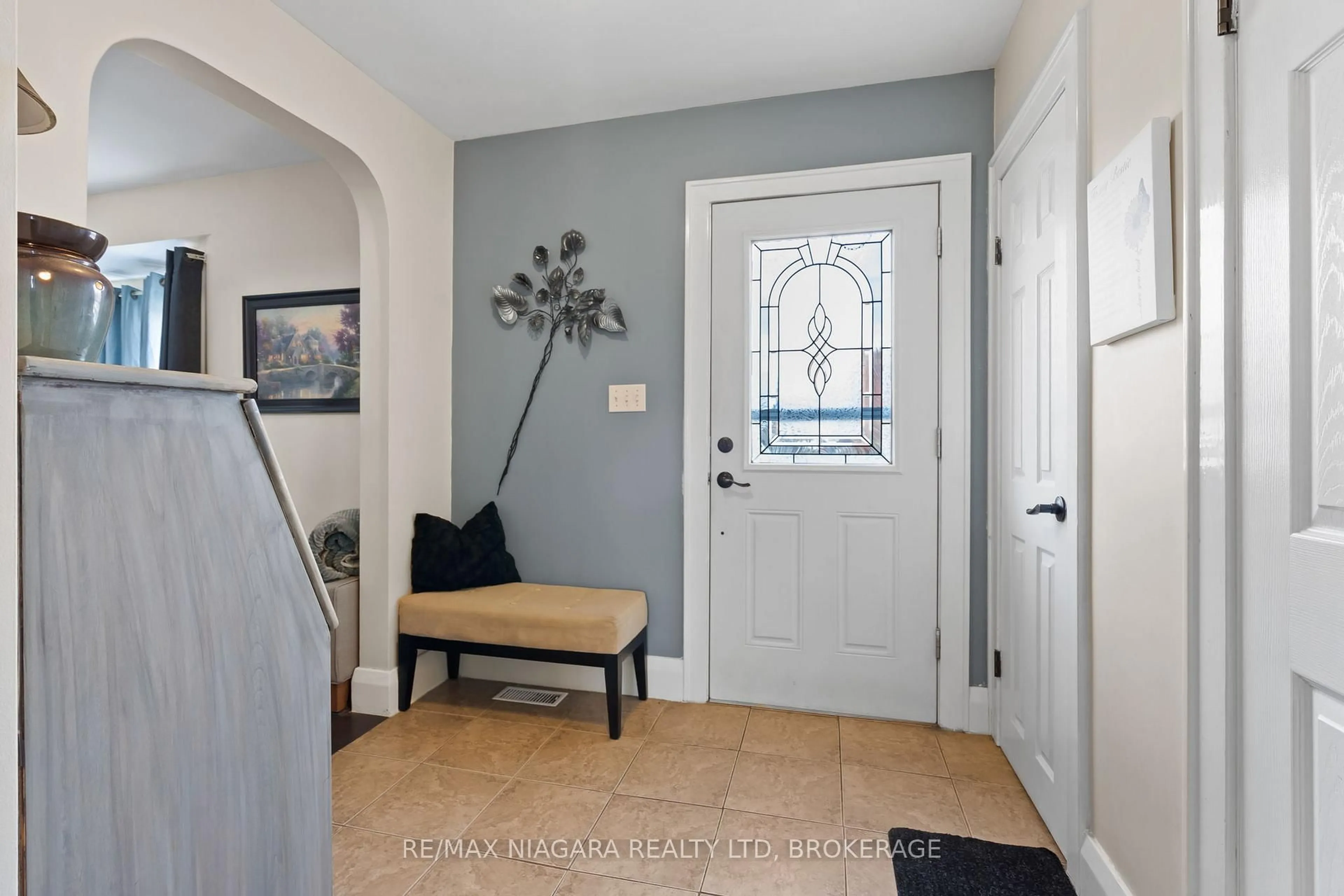 Indoor entryway for 124 Neff St, Port Colborne Ontario L3K 3T4