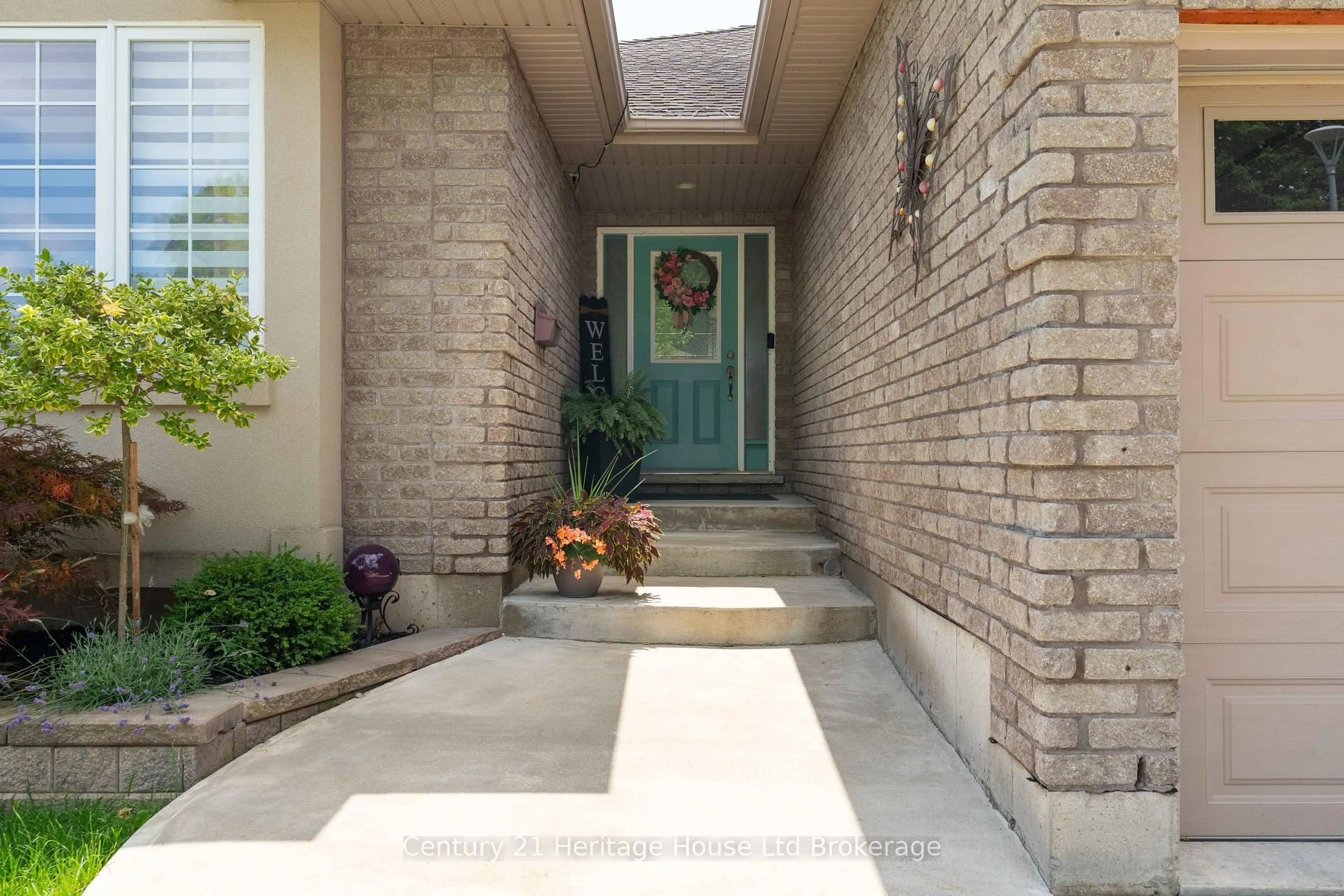Indoor entryway for 150 Forestway Tr, Woodstock Ontario N4S 9A7
