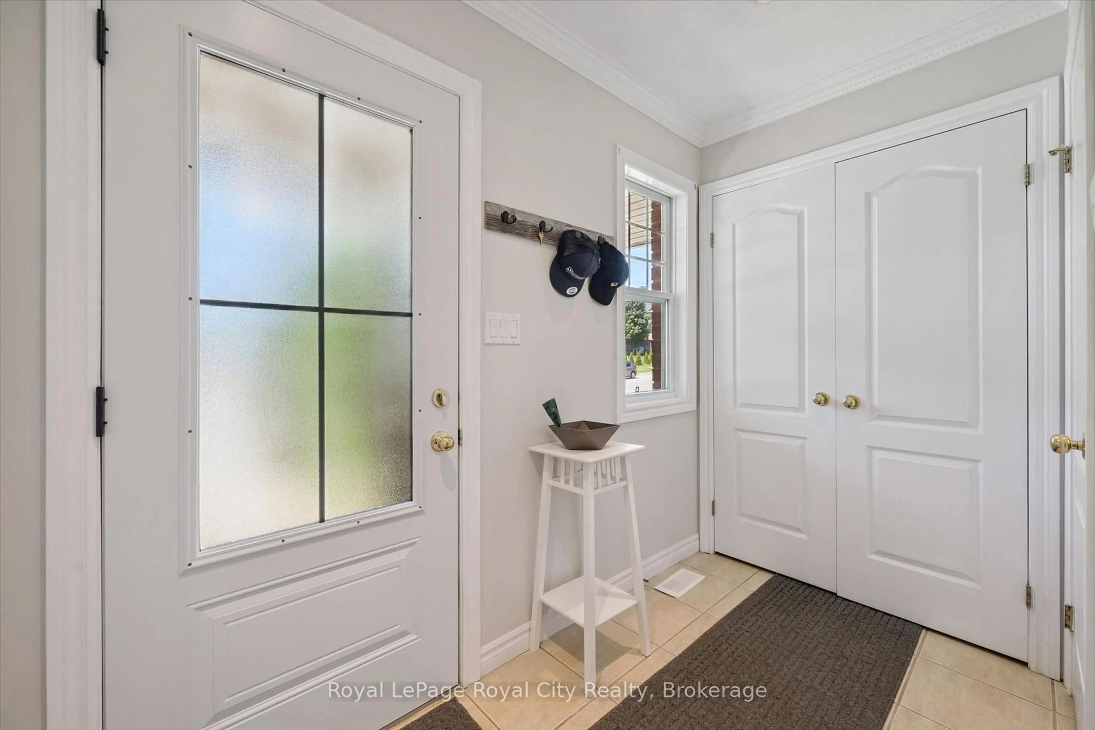 Indoor entryway for 220 Carrington Dr, Guelph Ontario N1G 5K3
