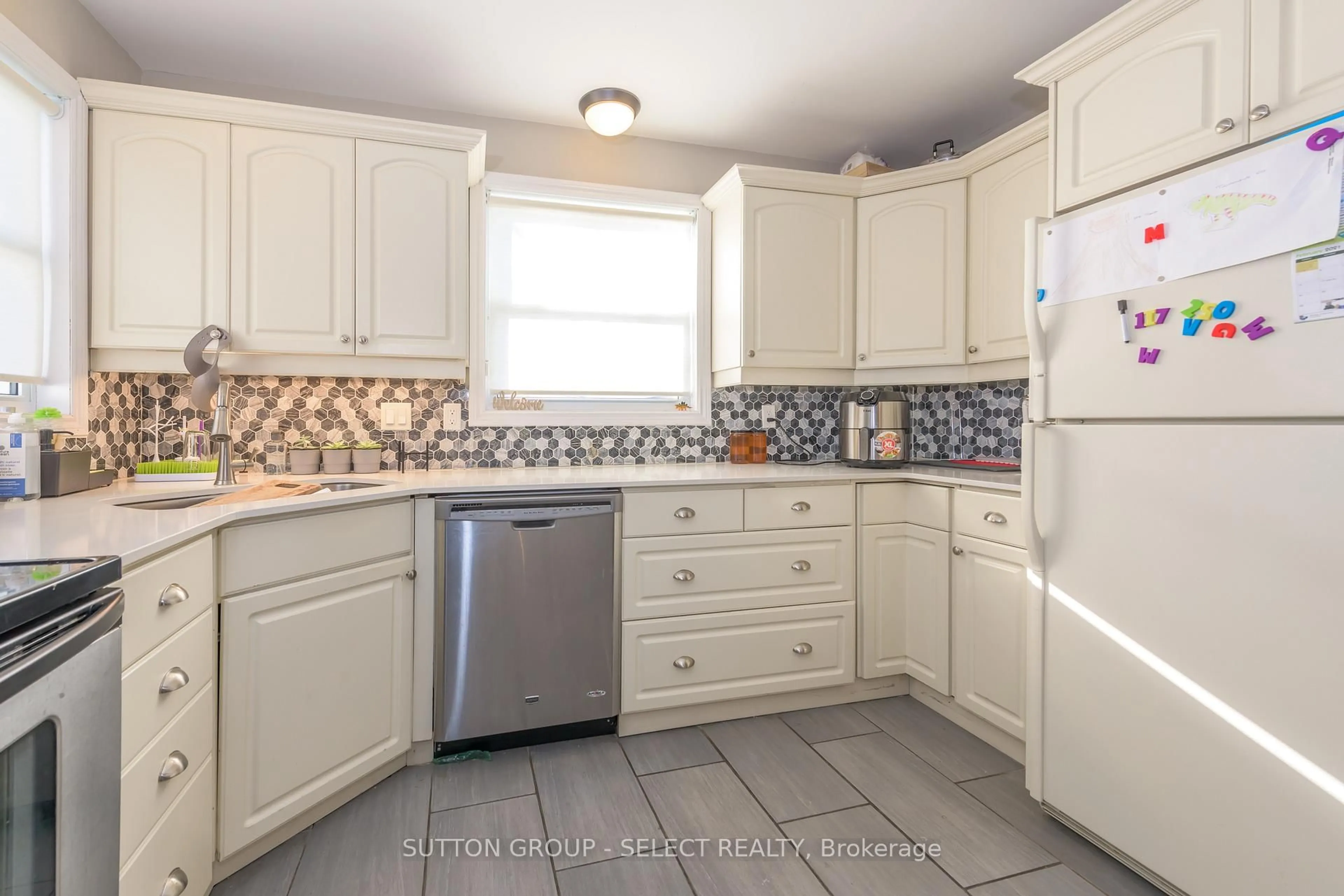 Standard kitchen, ceramic/tile floor for 1566 Nairn Ave, London East Ontario N5V 2P2