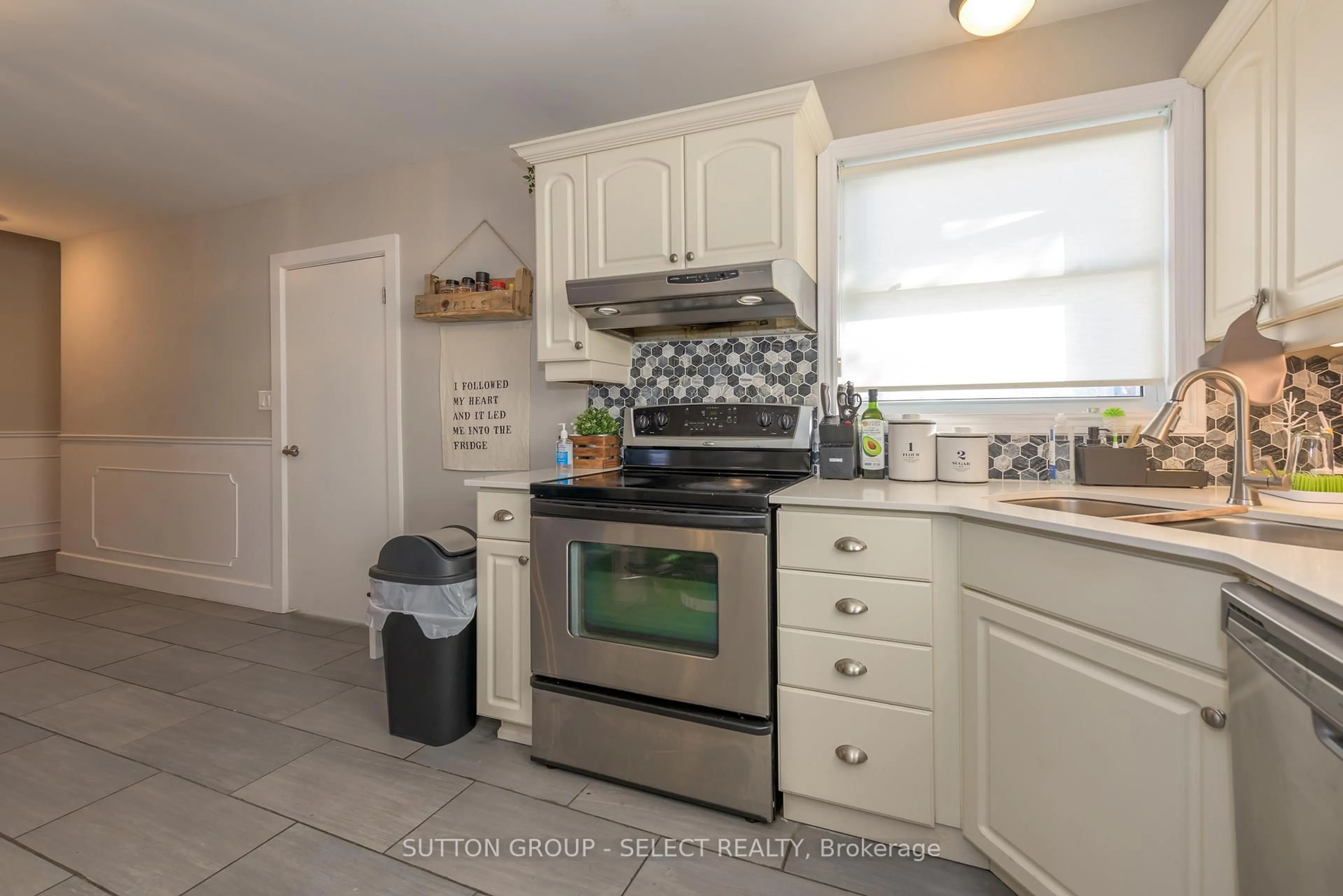 Standard kitchen, ceramic/tile floor for 1566 Nairn Ave, London East Ontario N5V 2P2