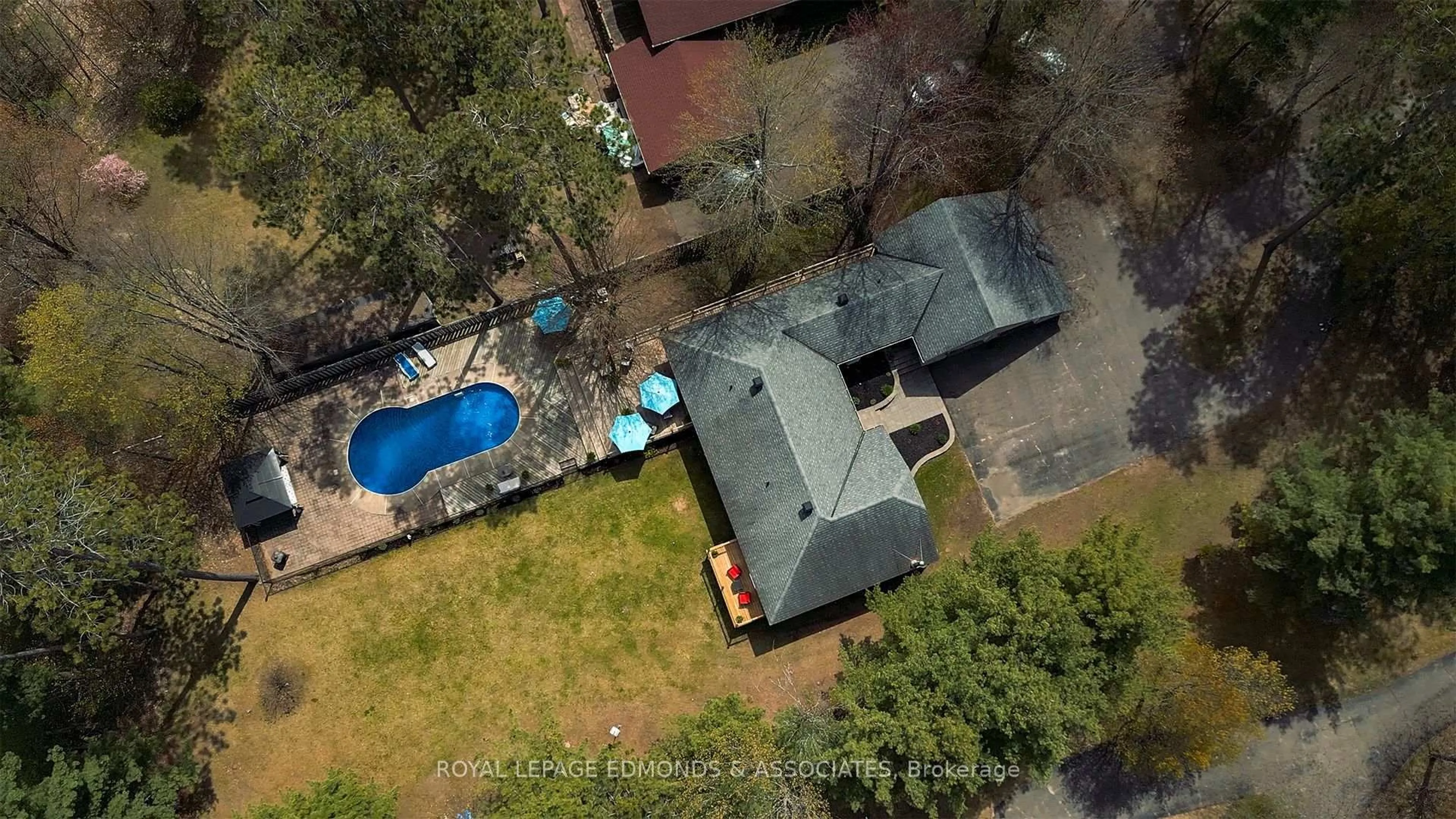 A pic from outside/outdoor area/front of a property/back of a property/a pic from drone, unknown for 39 Selley St, Petawawa Ontario K8H 3G9