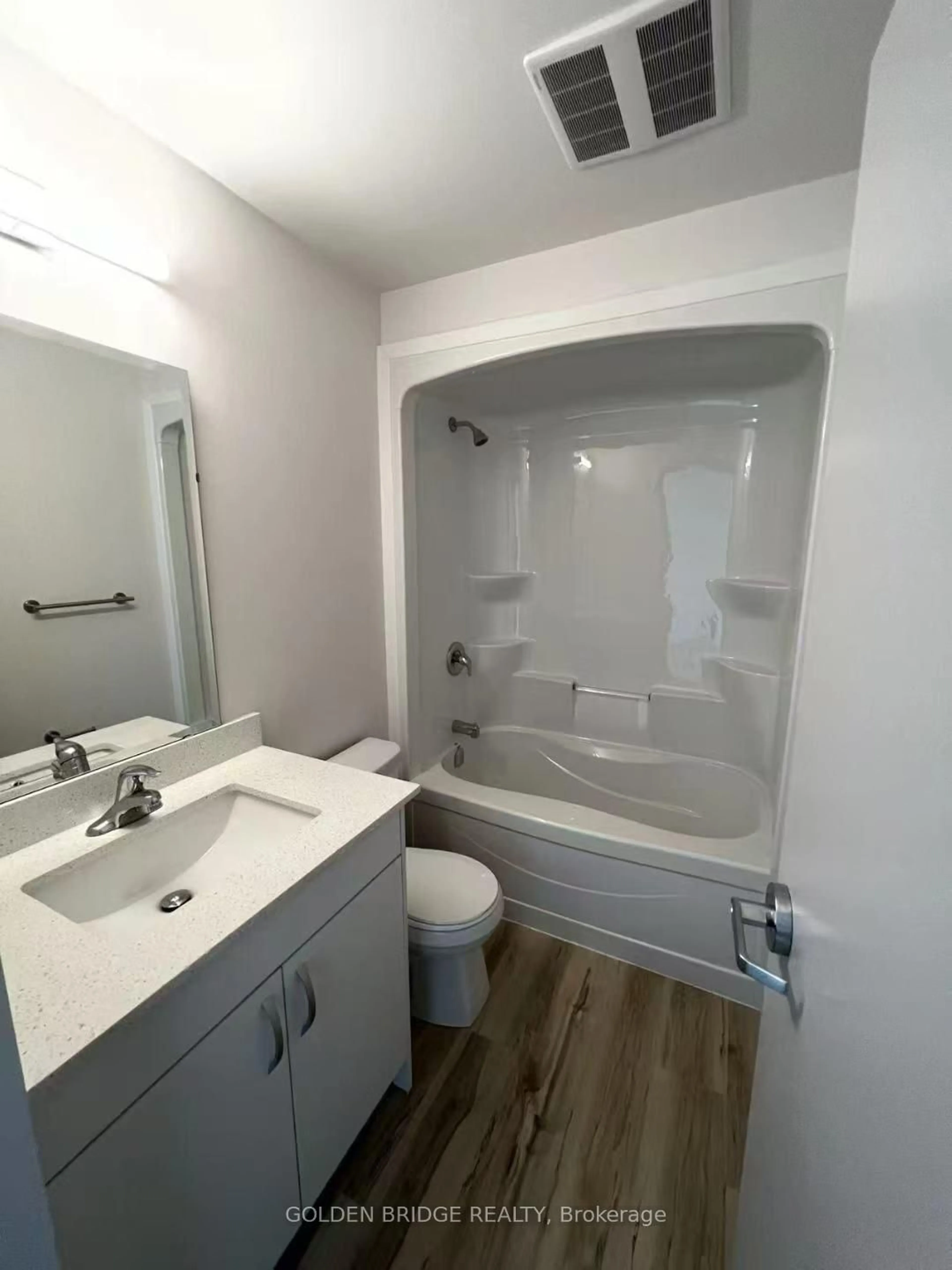 Standard bathroom, unknown for 269 Sunview St #601, Waterloo Ontario N2L 3V8