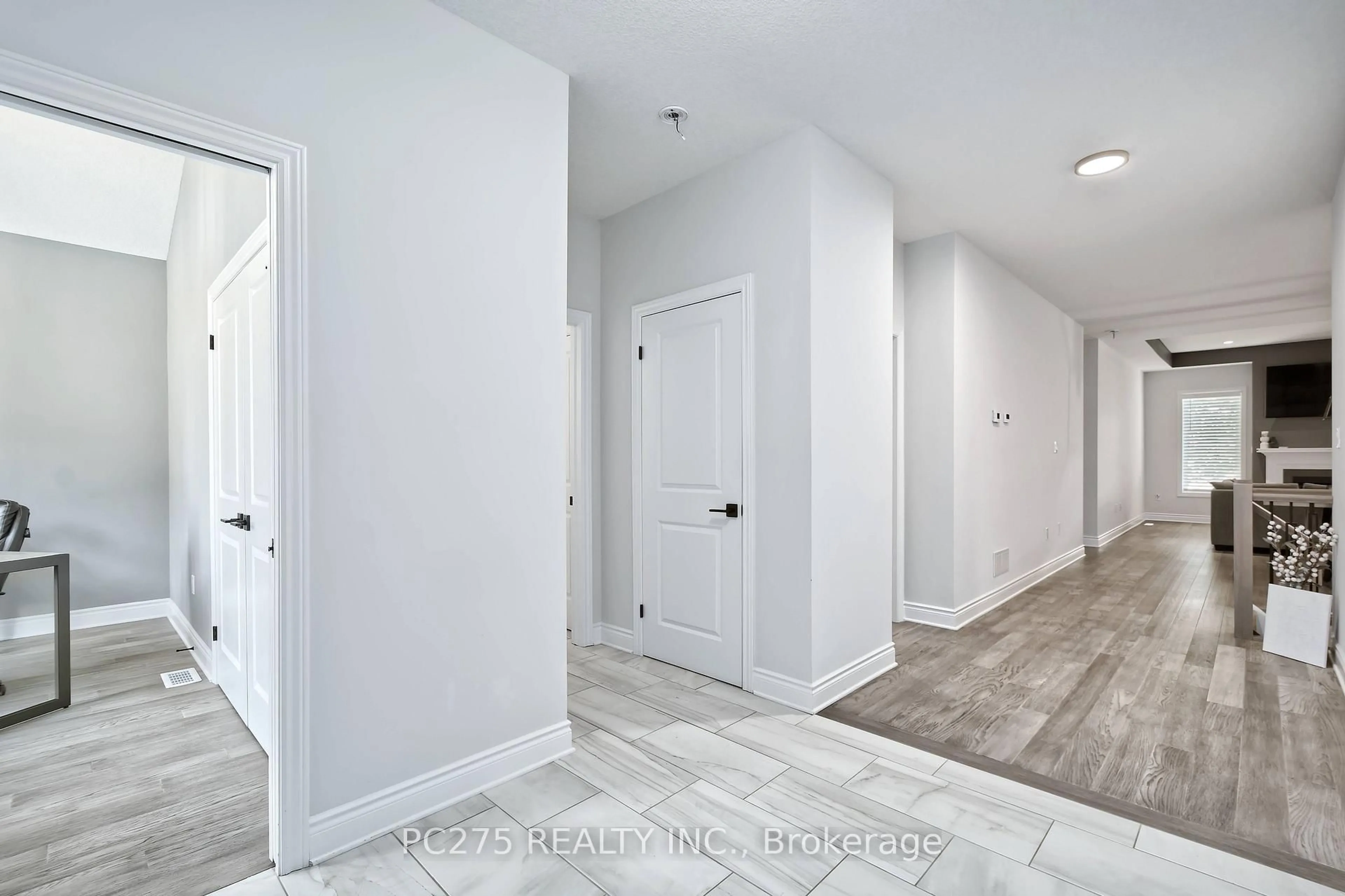 Indoor entryway for 2022 UPPERPOINT Blvd #10, London South Ontario N6K 4M9