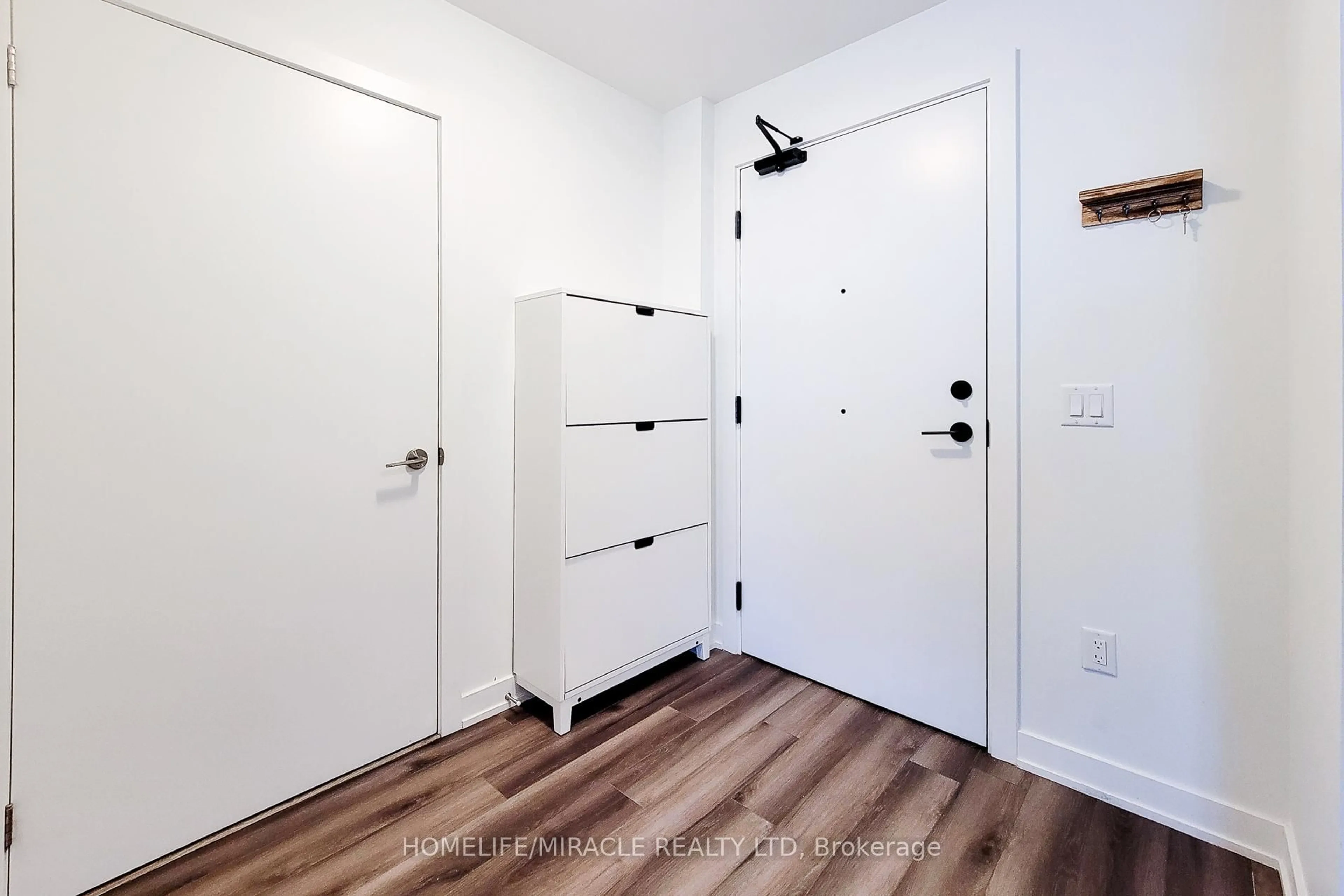 Indoor entryway for 600 North Service Rd #213, Hamilton Ontario L8E 0L2