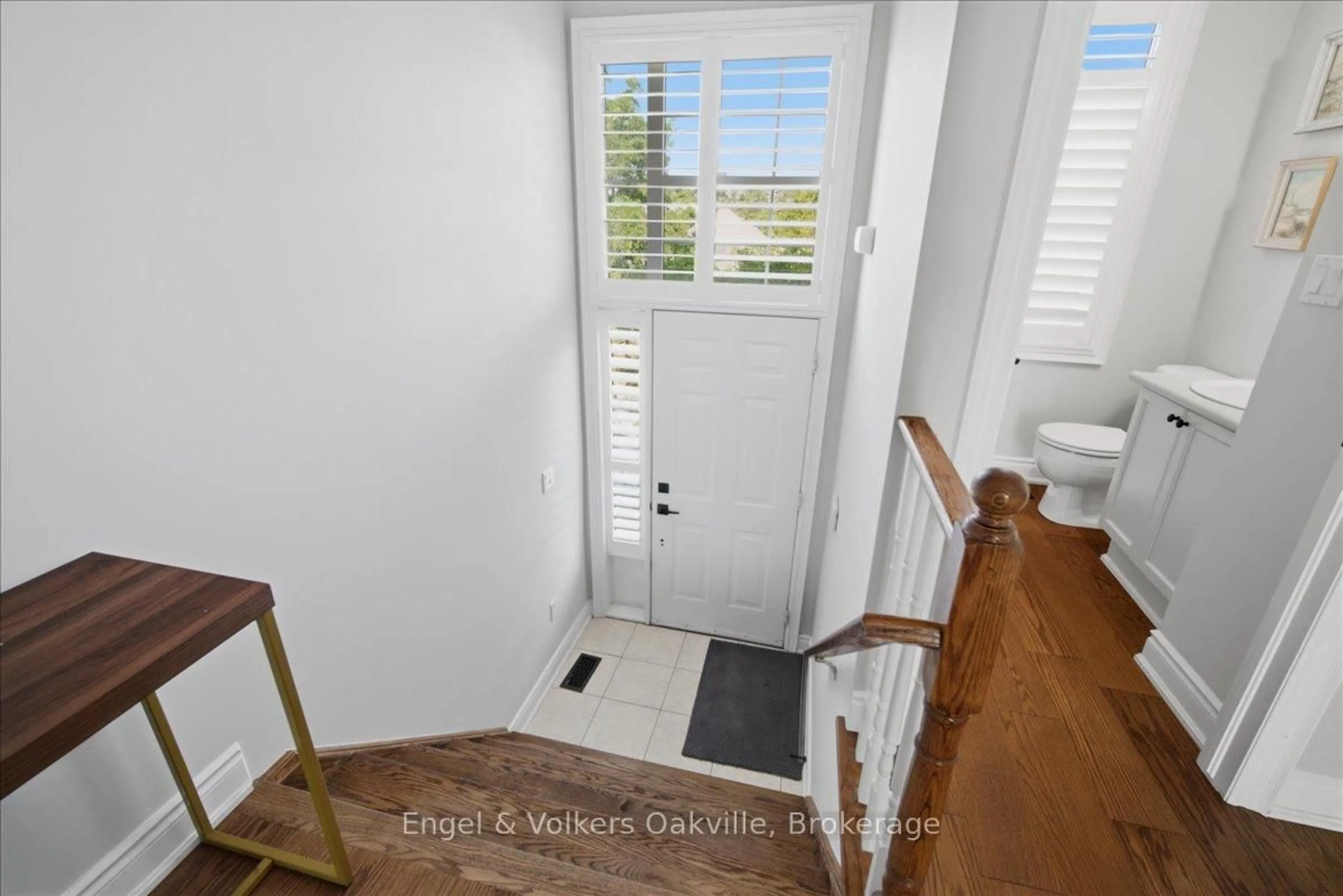 Indoor entryway for 31 Sunvale Pl #29, Hamilton Ontario L8E 4Z6
