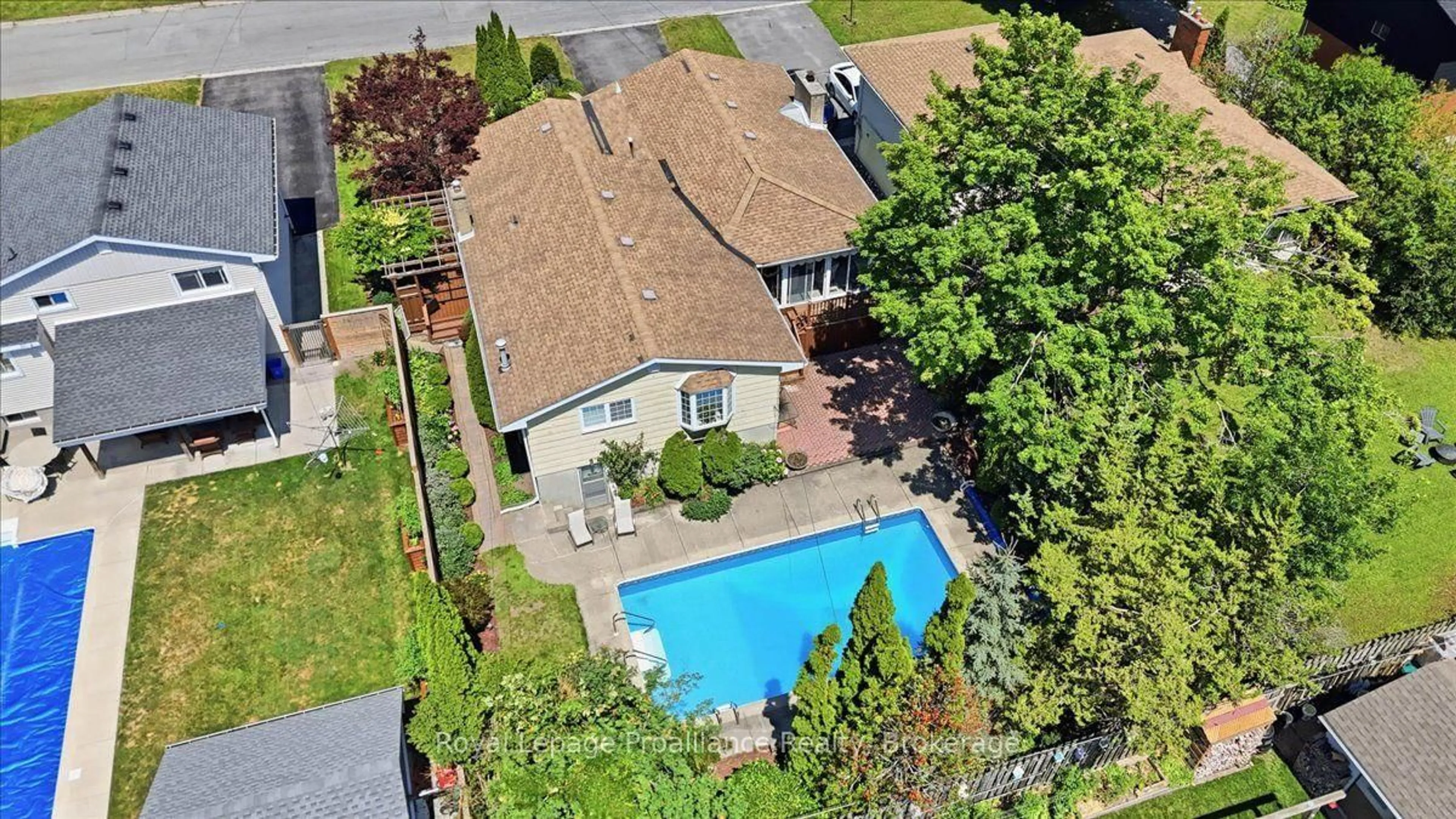 A pic from outside/outdoor area/front of a property/back of a property/a pic from drone, street for 50 Melrose Cres, Belleville Ontario K8N 1X9