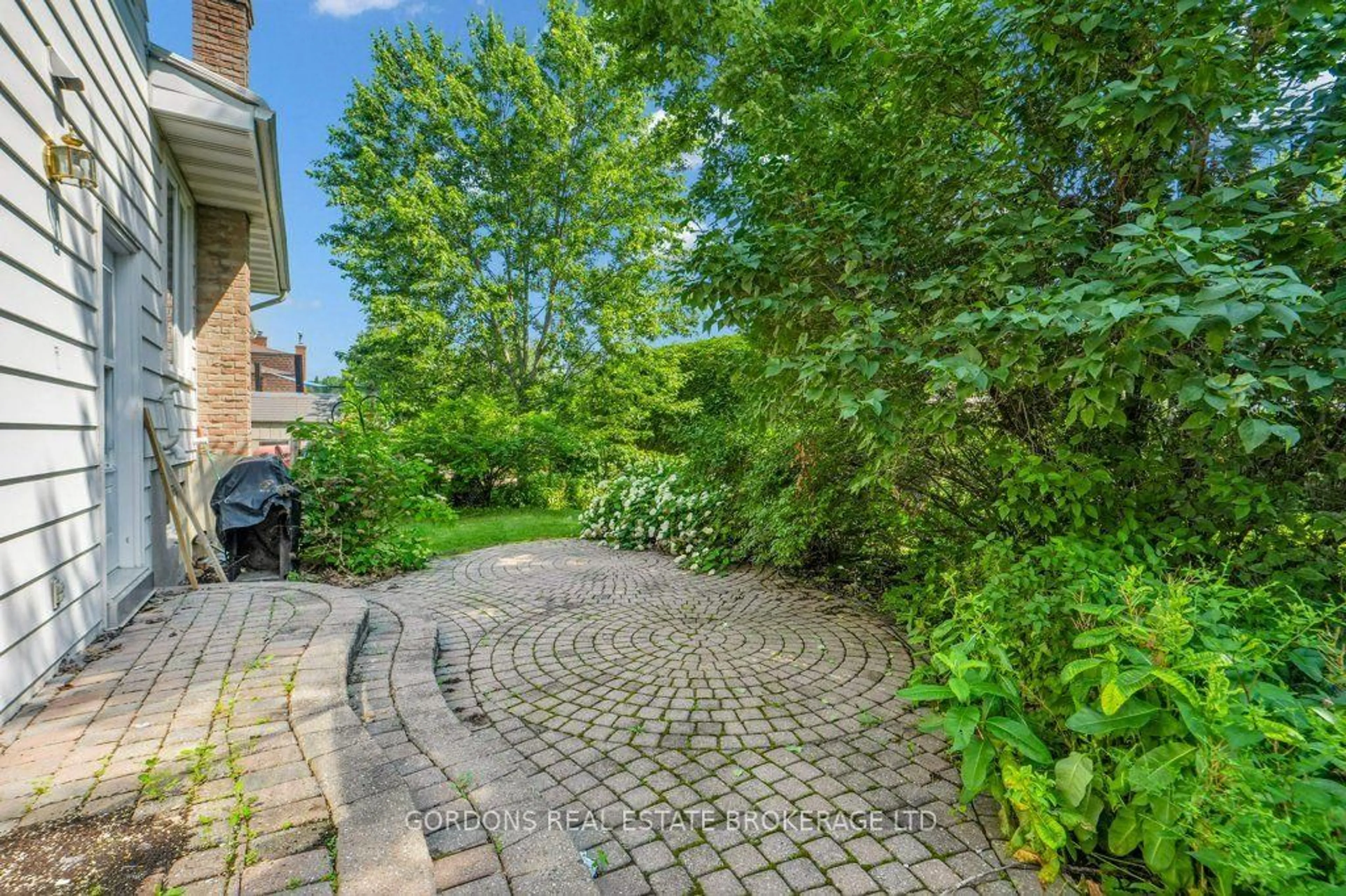 Patio, street for 25 Eastpark Dr, Ottawa Ontario K1B 3Z6