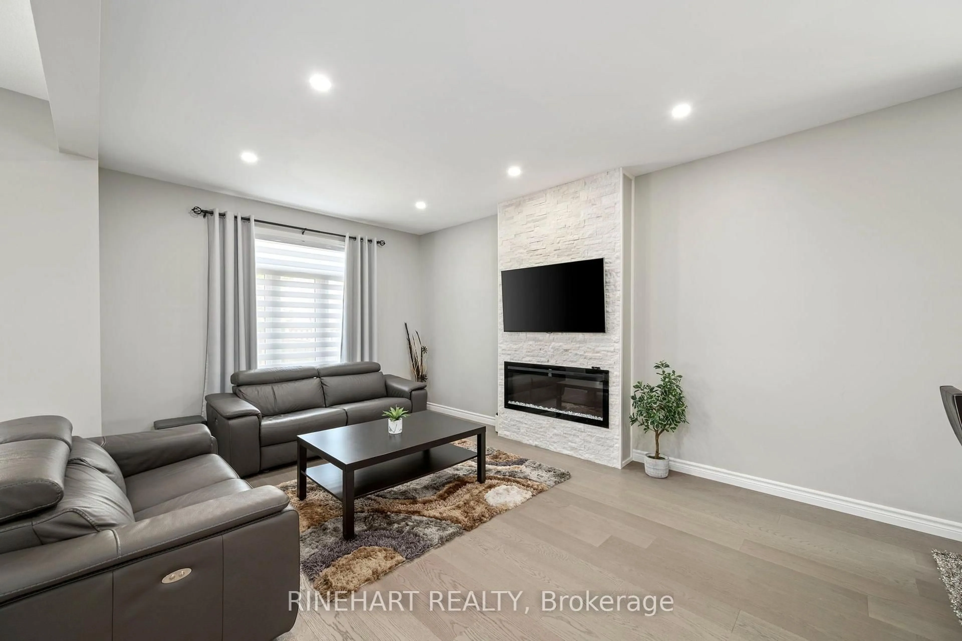 Living room with furniture, unknown for 2946 Tokala Tr, London North Ontario N6G 0S6
