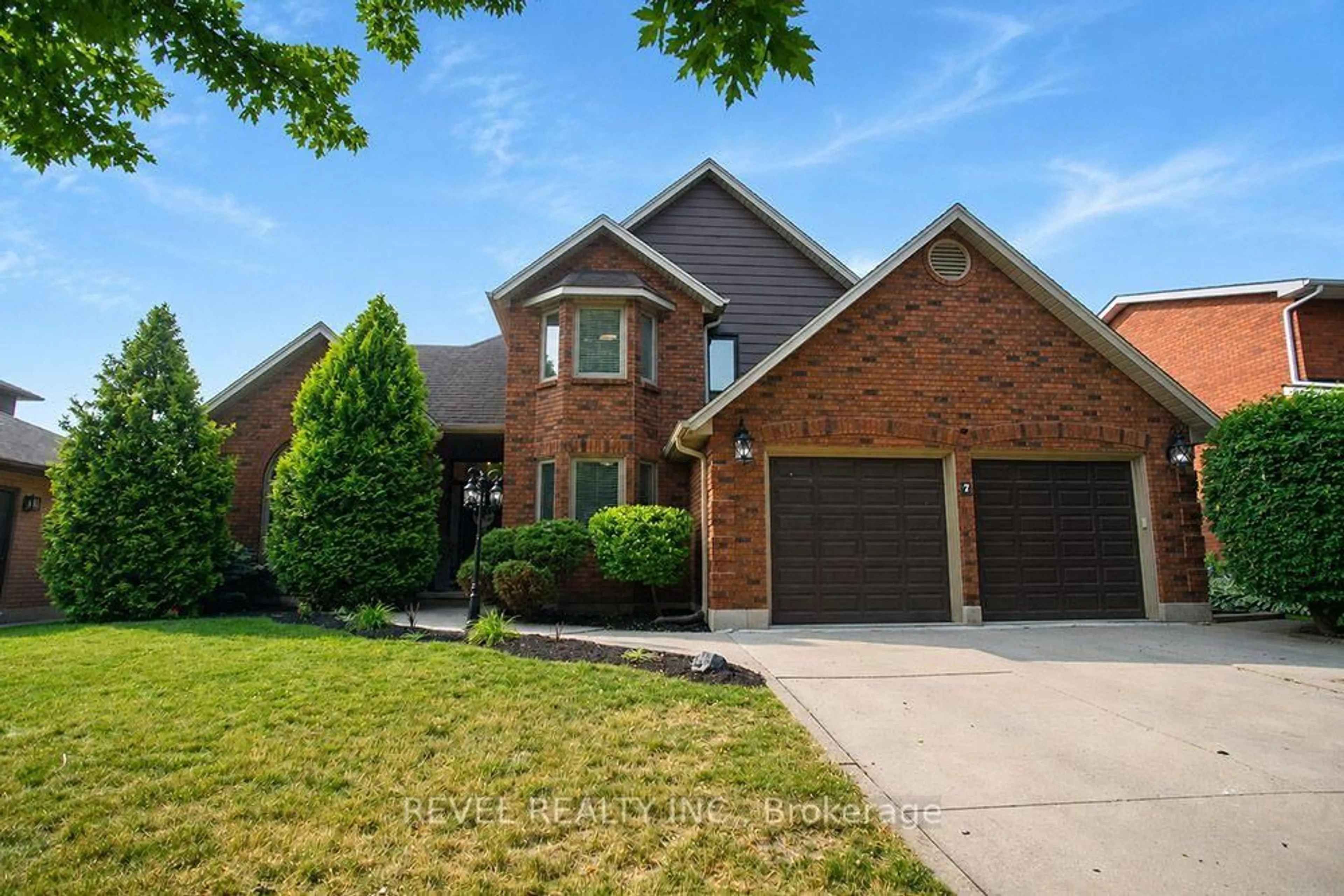 Home with brick exterior material, street for 7 Cooper Crt, Brantford Ontario N3T 6G7