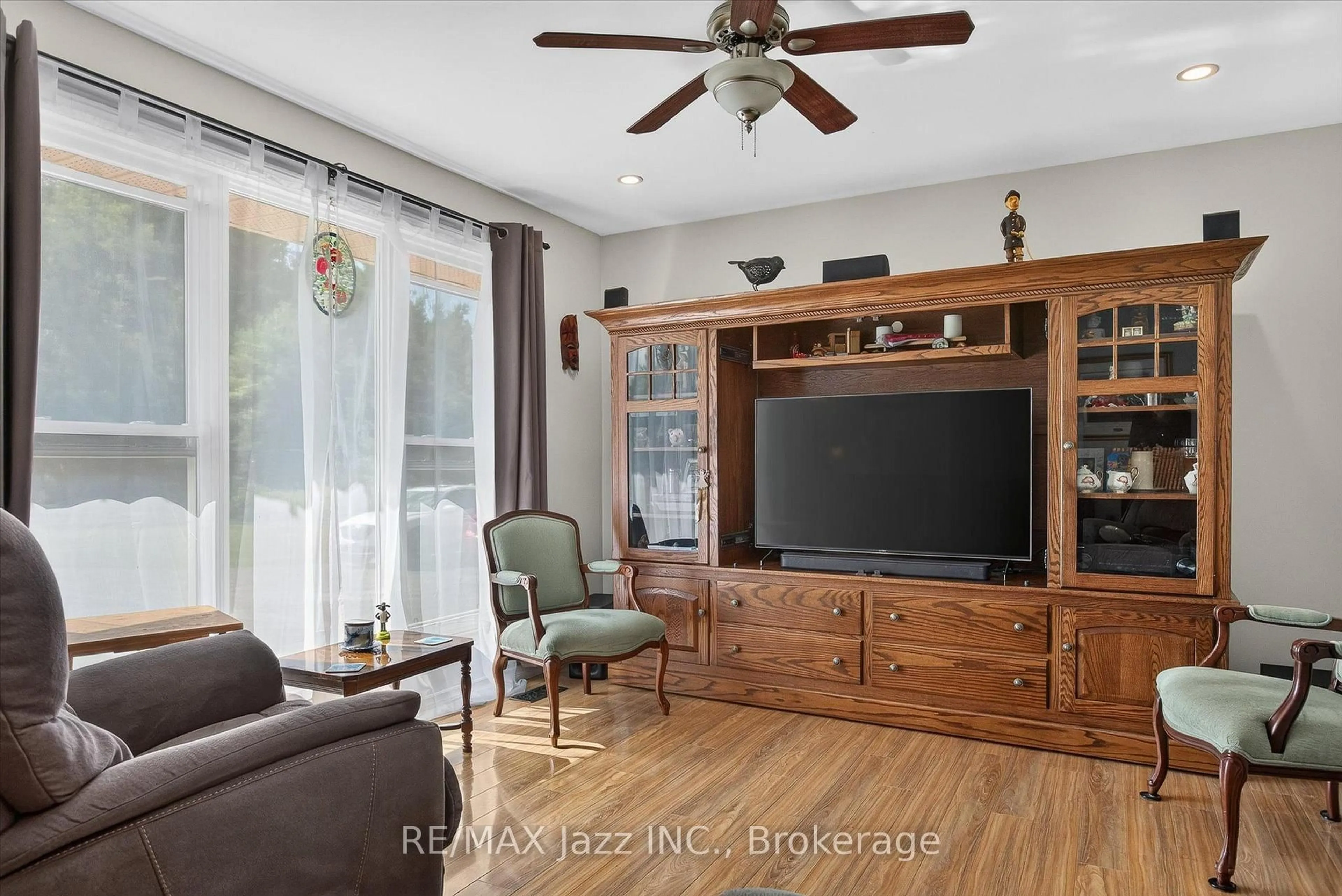 Living room with furniture, wood/laminate floor for 1967 Comstock Line, Asphodel-Norwood Ontario K0L 2V0