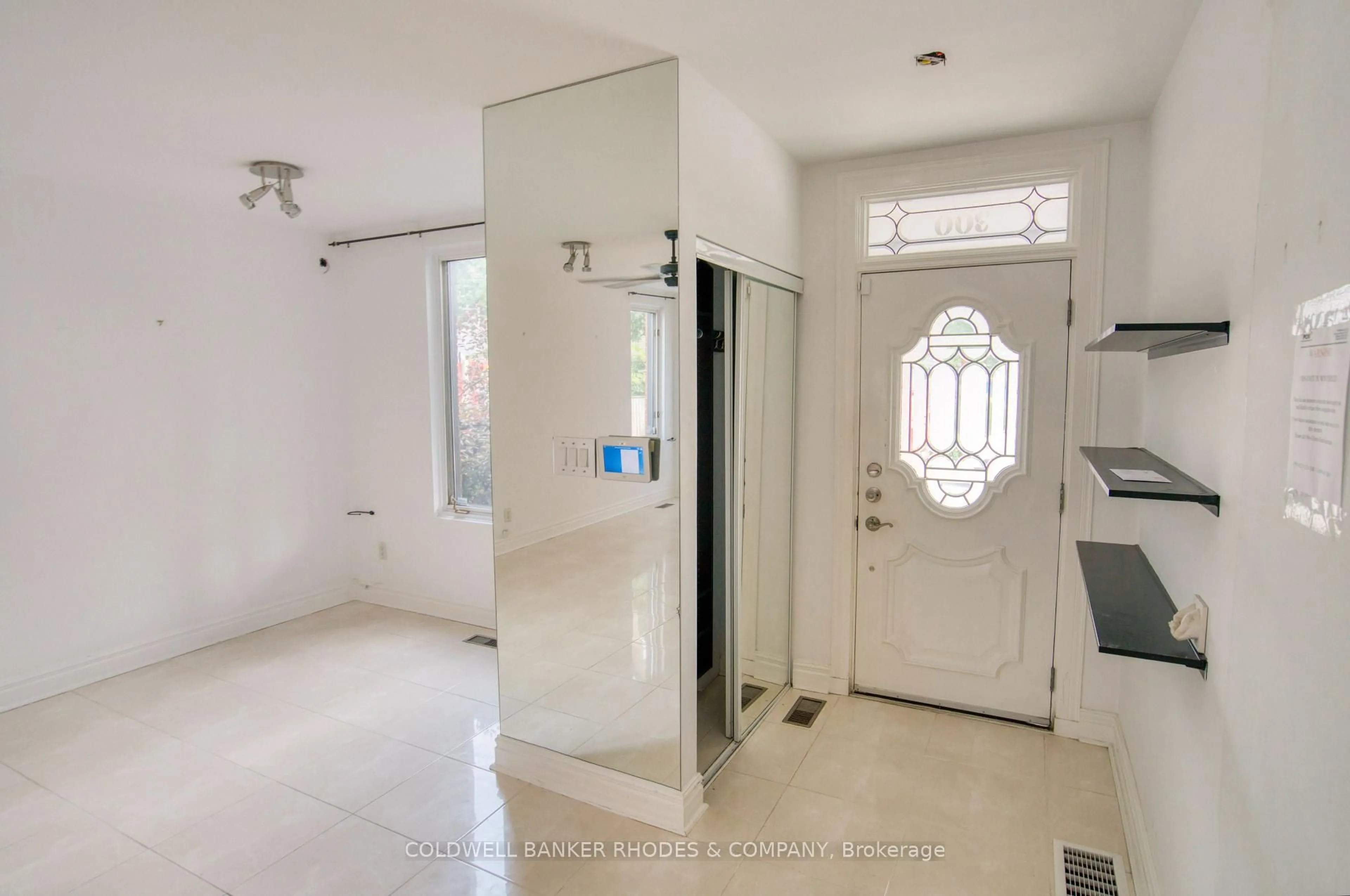 Indoor foyer for 300 St Andrew St, Ottawa Ontario K1N 5G7